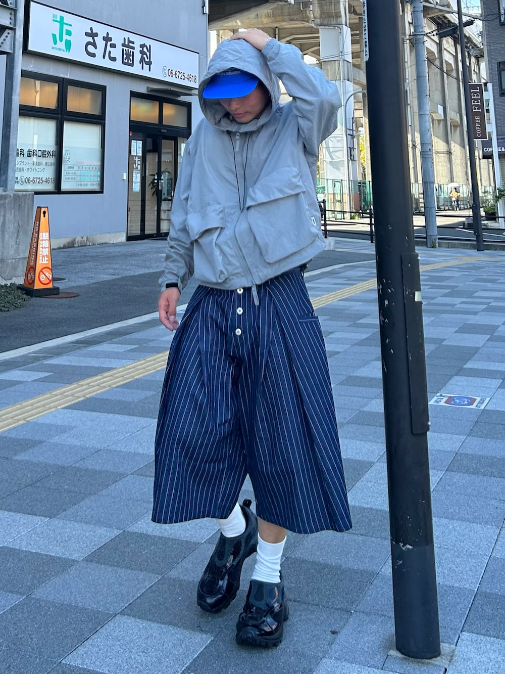 ブルー系のその他パンツ、グレー系のジャケット/アウター、ブラック系のスニーカーを着用したメンズの秋コーディネートの2枚目の写真