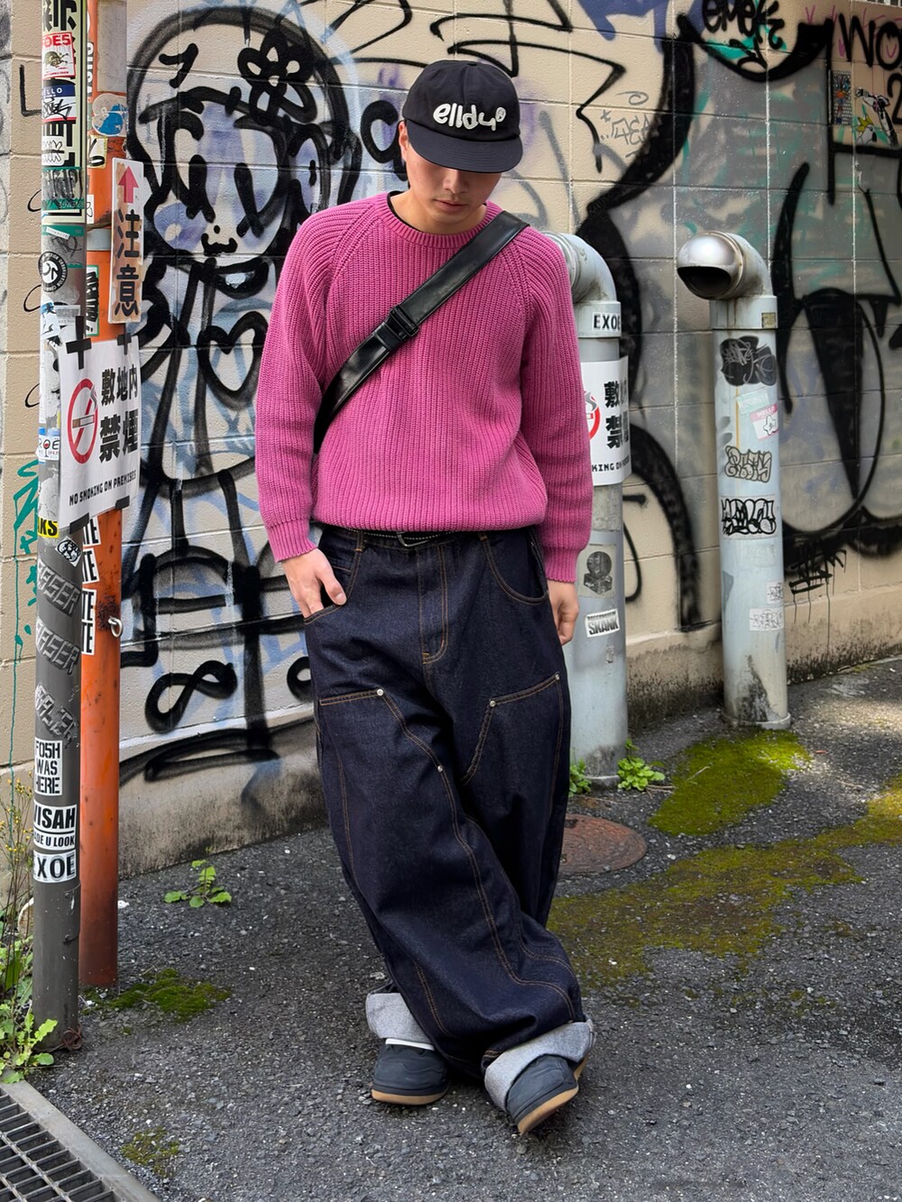 その他のメッセンジャーバッグ、その他のデニムパンツ、ピンク系のニット/セーターを着用したメンズの春コーディネートの2枚目の写真