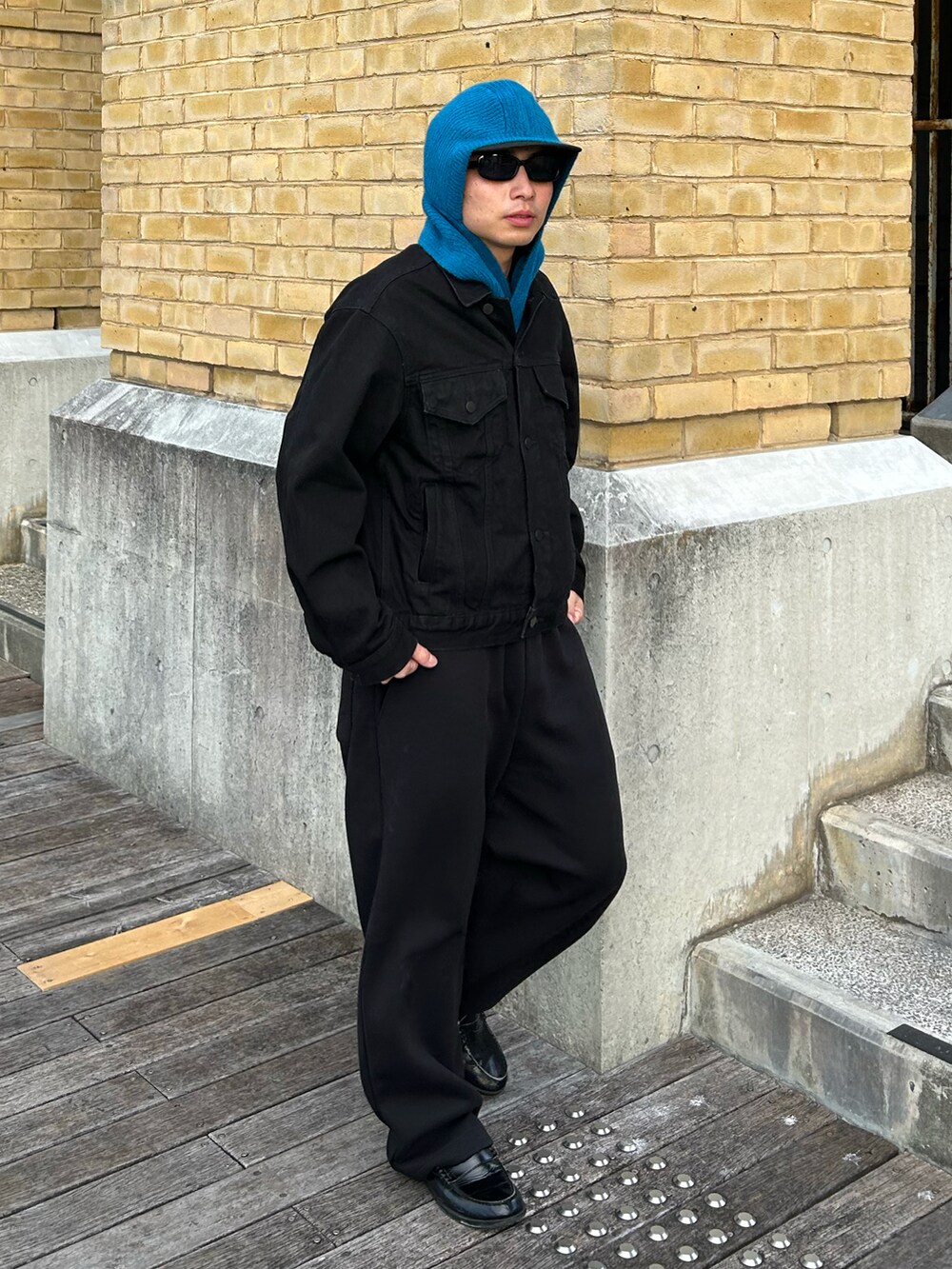 ブラック系のスウェットパンツ、ブラック系のローファー、ブラック系のデニムジャケットを着用したメンズの冬コーディネートの2枚目の写真