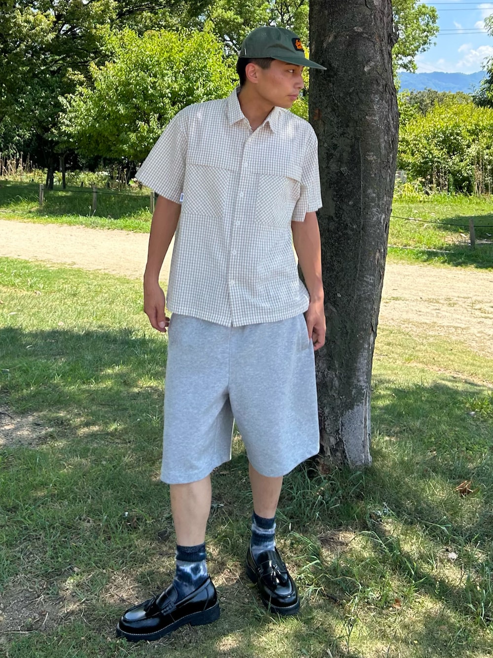 「秋服準備はじめました、ハーフパンツ、メンズコーデ、今日のコーデ、カジュアルスタイル、夏ファッション、着こなしのちょこっとテク、古着MIX、おしゃれさんと繋がりたい、ストリートMIX、アウトドアスタイル、いいね、save、フォローお願いします🤑、キャップ、outfit、お出かけコーデ」｜「Adoon plainのシアサッカーチェックシャツ（シャツ/ブラウス、ベージュ系）」を使った、Shimoさん（メンズ・169cm）の秋コーディネートの2枚目の写真