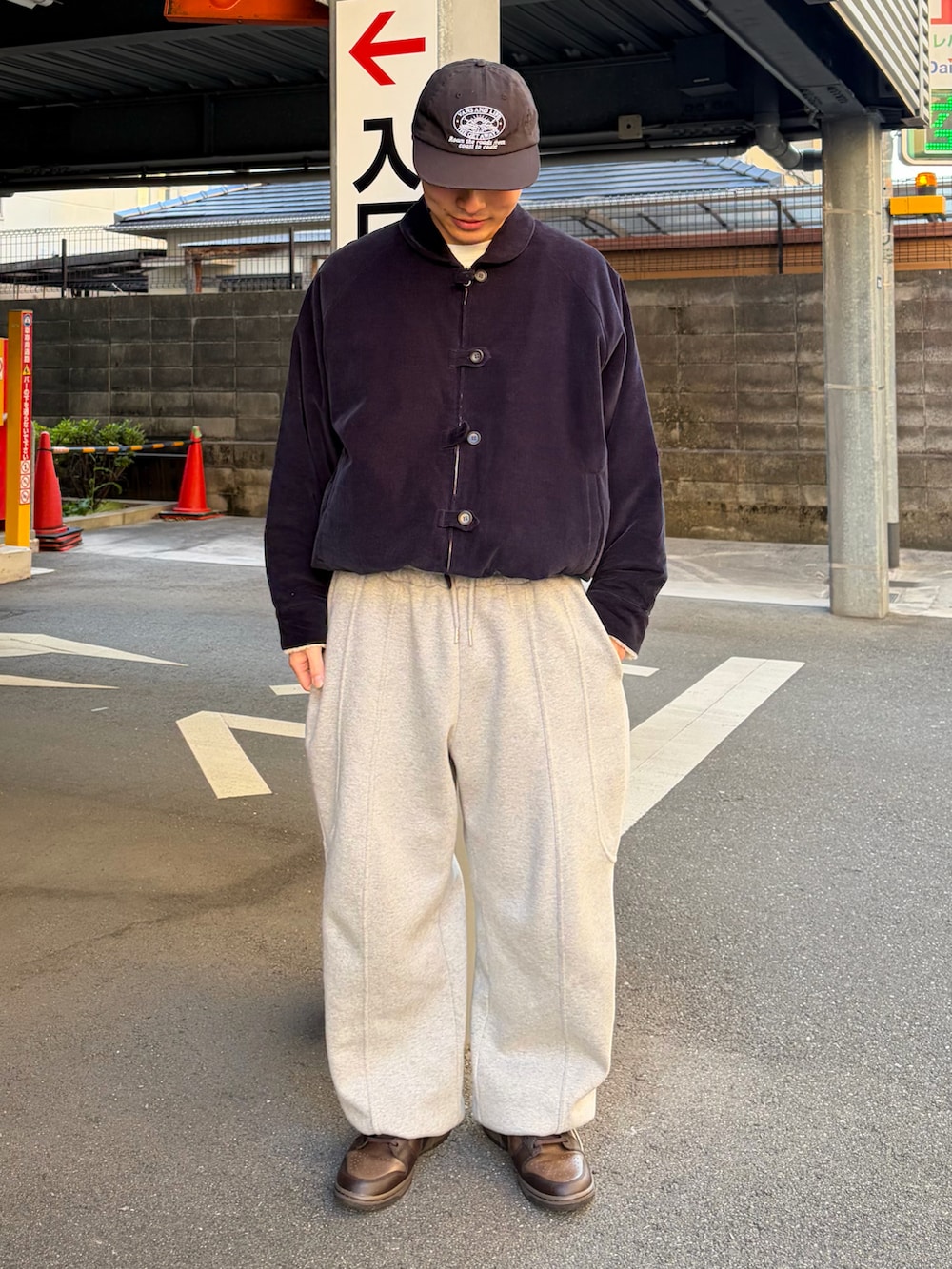 ブラウン系のスニーカー、ブルー系のジャケット/アウター、グレー系のスウェットパンツを着用したメンズの冬コーディネートの2枚目の写真