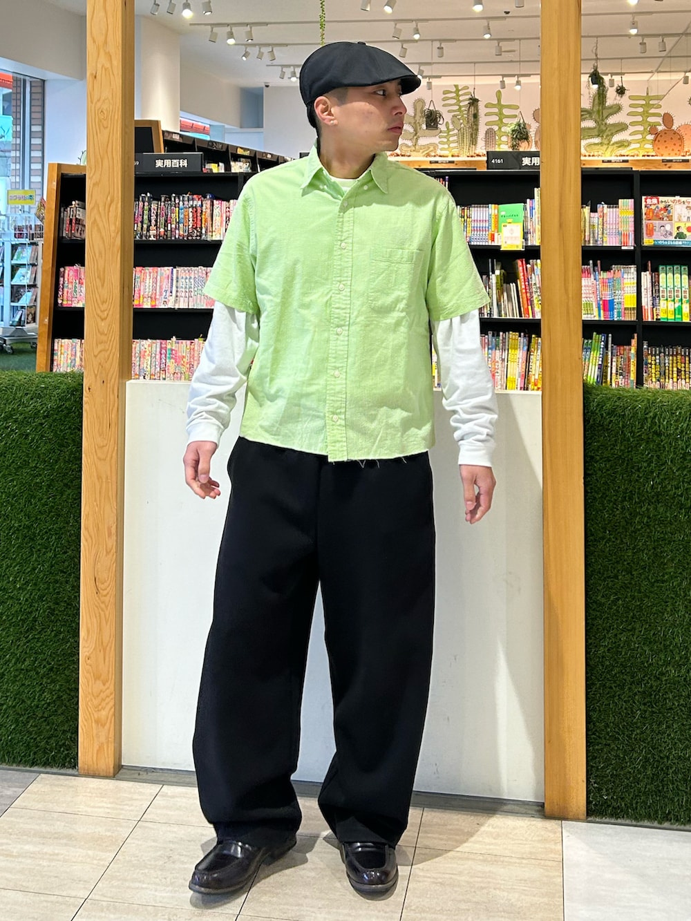 グリーン系のシャツ/ブラウス、ブラック系のスウェットパンツ、ブラウン系のローファーを着用したメンズの春コーディネートの2枚目の写真