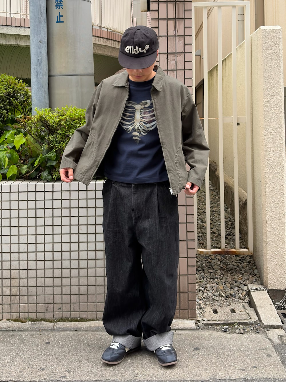 ブルー系のTシャツ/カットソー、グリーン系のブルゾン、ブラック系のデニムパンツを着用したメンズの夏コーディネートの2枚目の写真
