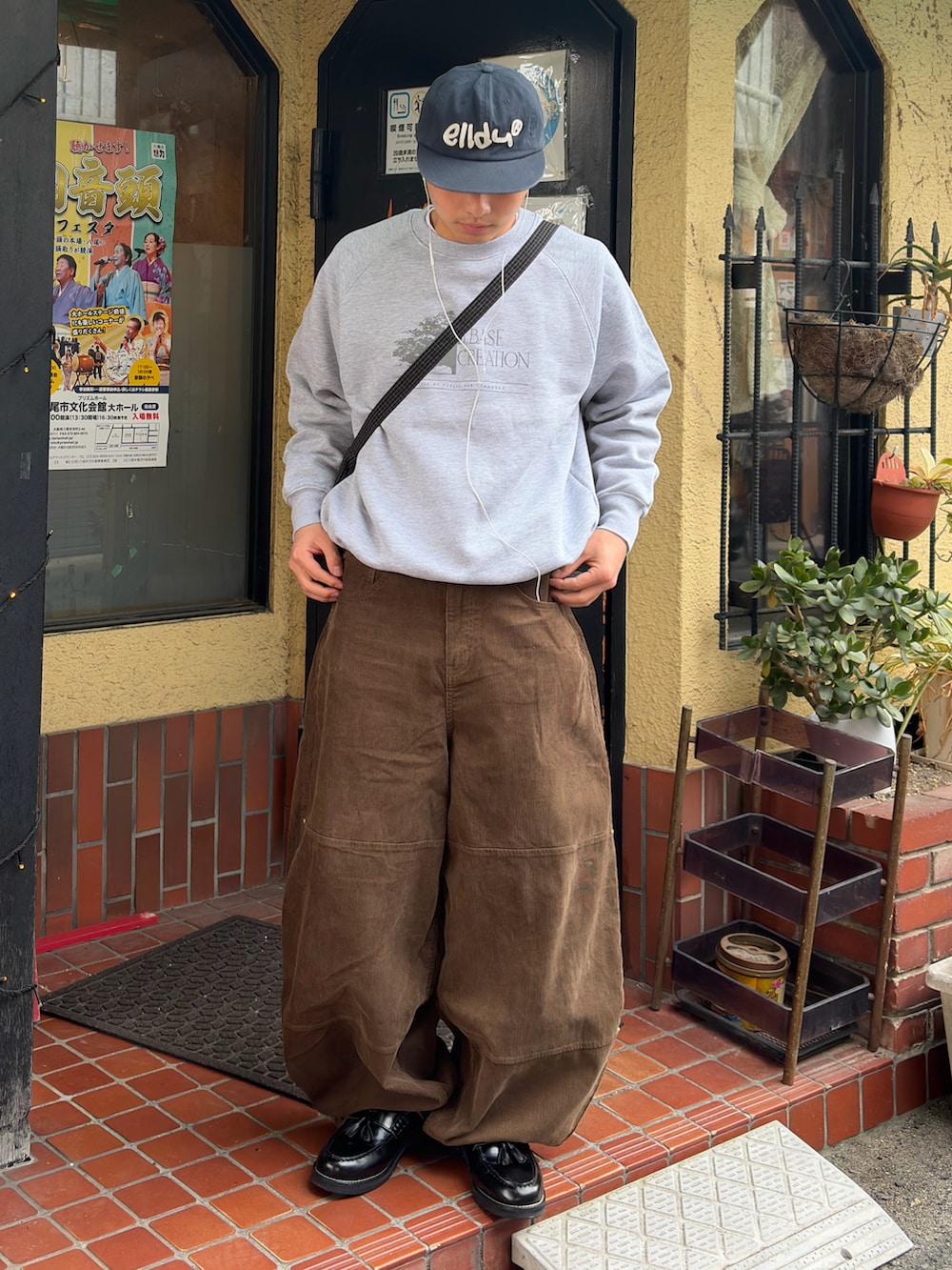 その他のその他パンツ、グレー系のスウェット、ブラック系のローファーを着用したメンズの春コーディネートの2枚目の写真