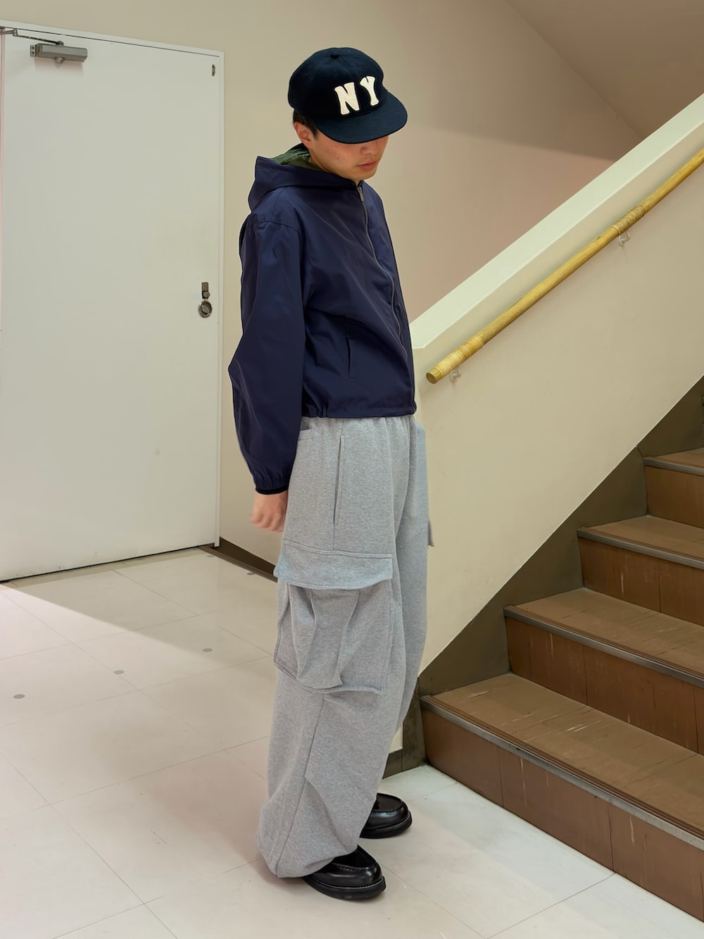 その他のスウェットパンツ、ブラック系のローファー、ブルー系のナイロンジャケットを着用したメンズの春コーディネートの3枚目の写真