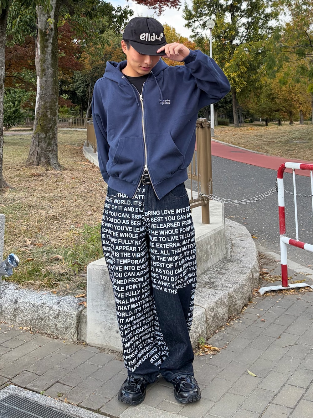 ブルー系のパーカー、ブルー系のデニムパンツ、ブラック系のスニーカーを着用したメンズの冬コーディネートの2枚目の写真