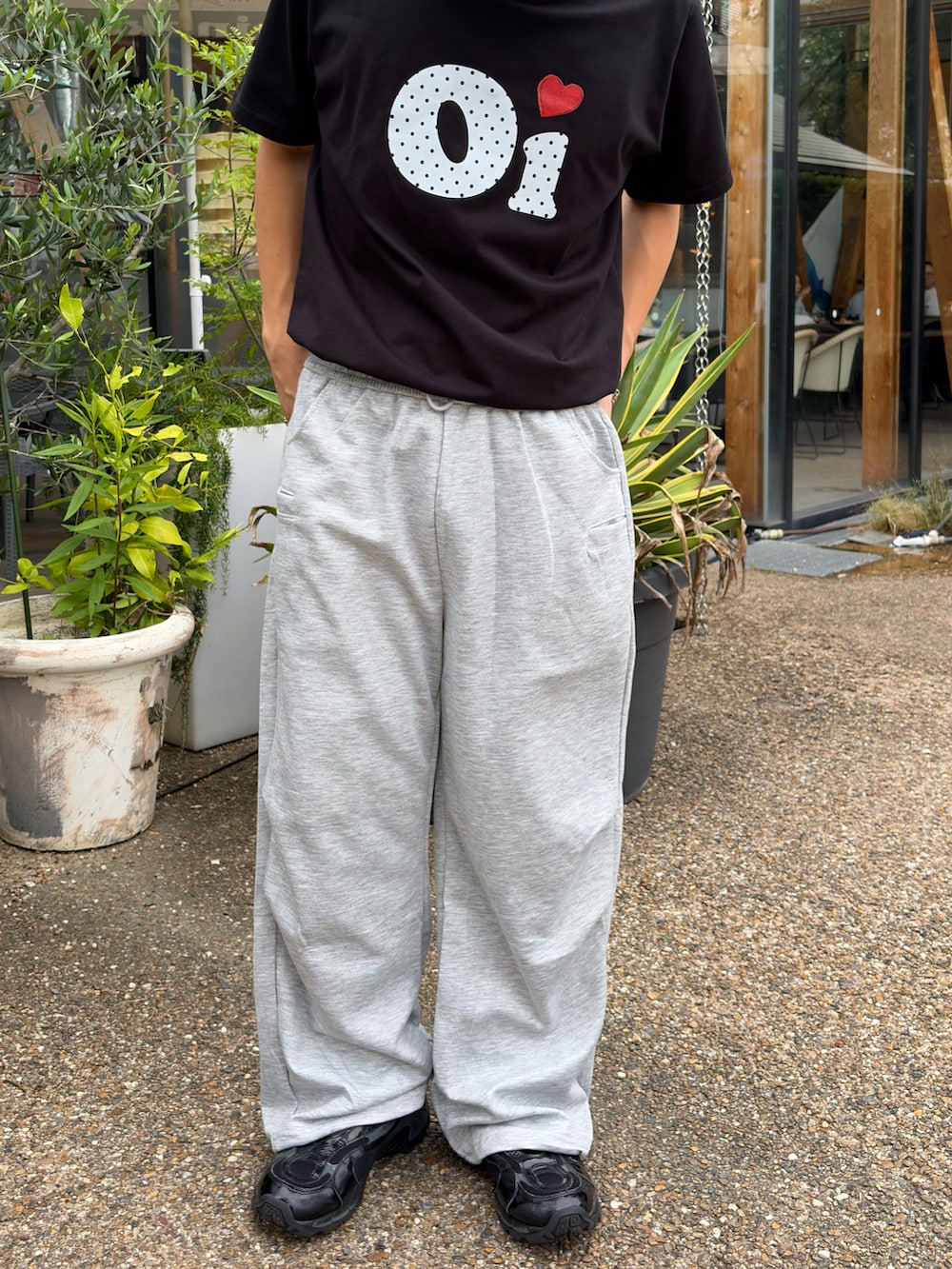 ブラック系のTシャツ/カットソー、グレー系のスウェットパンツ、ブラック系のスニーカーを着用したメンズの夏コーディネートの2枚目の写真