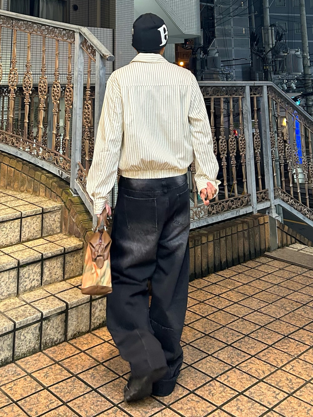 ベージュ系のブルゾン、ブラック系のデニムパンツ、その他のバッグを着用したメンズの秋コーディネートの3枚目の写真