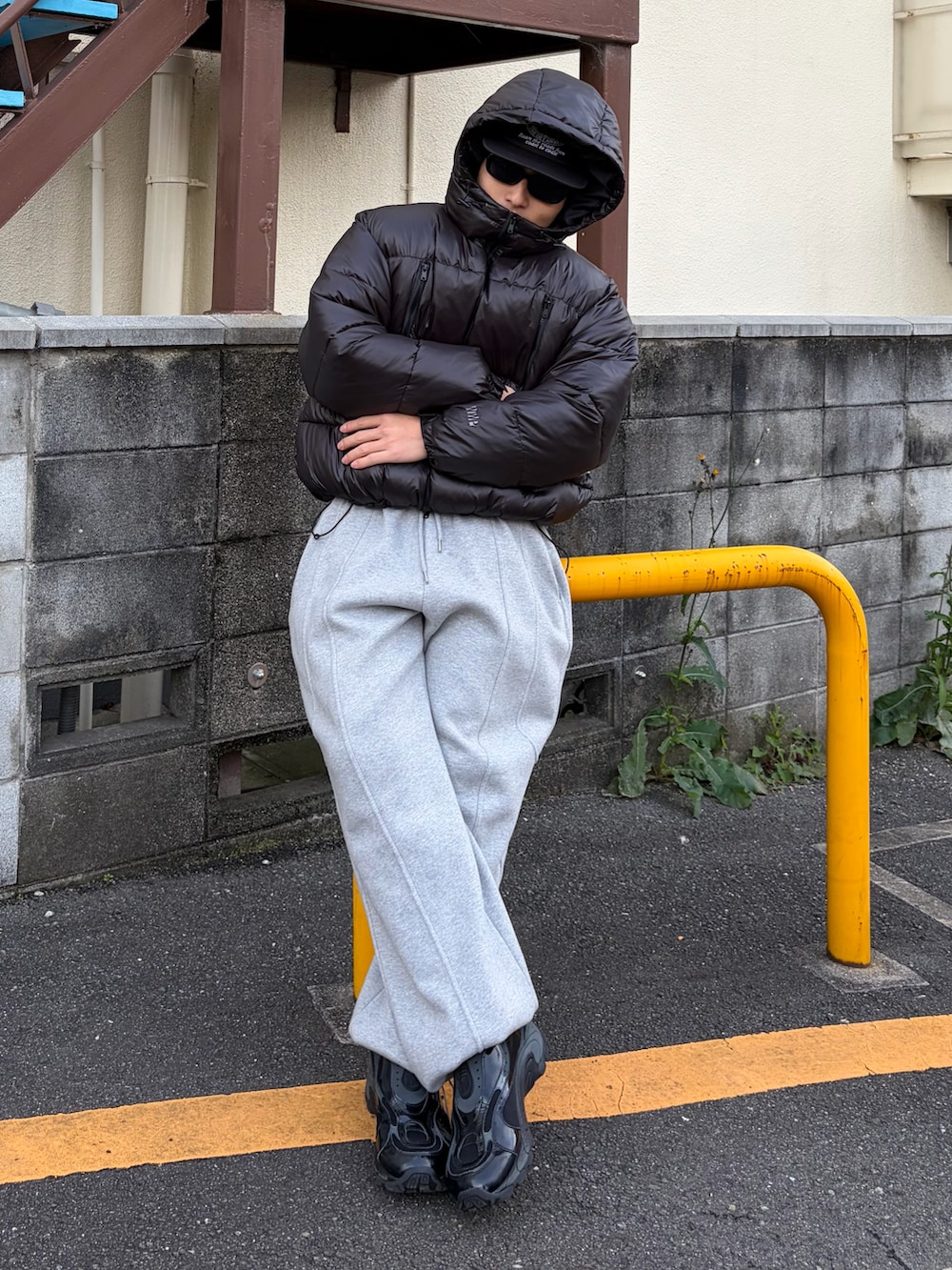 ブラック系のダウンジャケット/コート、グレー系のスウェットパンツ、ブラック系のスニーカーを着用したメンズの冬コーディネートの3枚目の写真