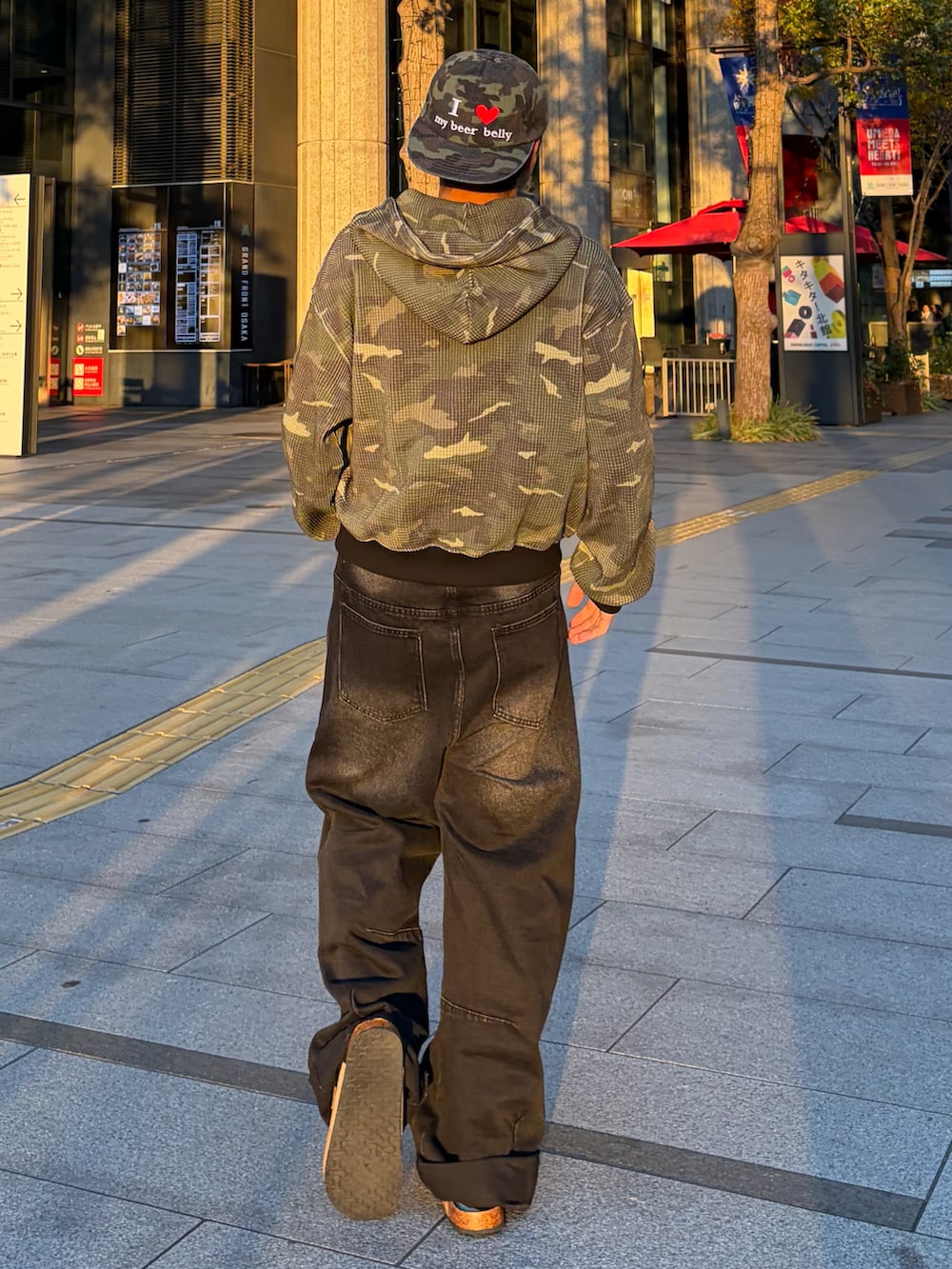 ベージュ系のサンダル、グリーン系のパーカー、ブラック系のデニムパンツを着用したメンズの冬コーディネートの3枚目の写真