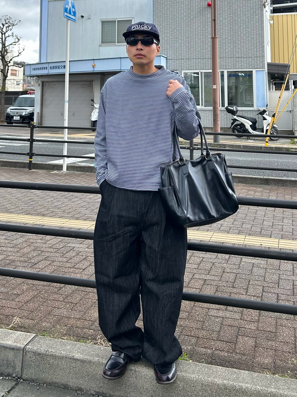 ブルー系のその他トップス、ブラック系のボストンバッグ、ブラック系のデニムパンツを着用したメンズの春コーディネートの2枚目の写真