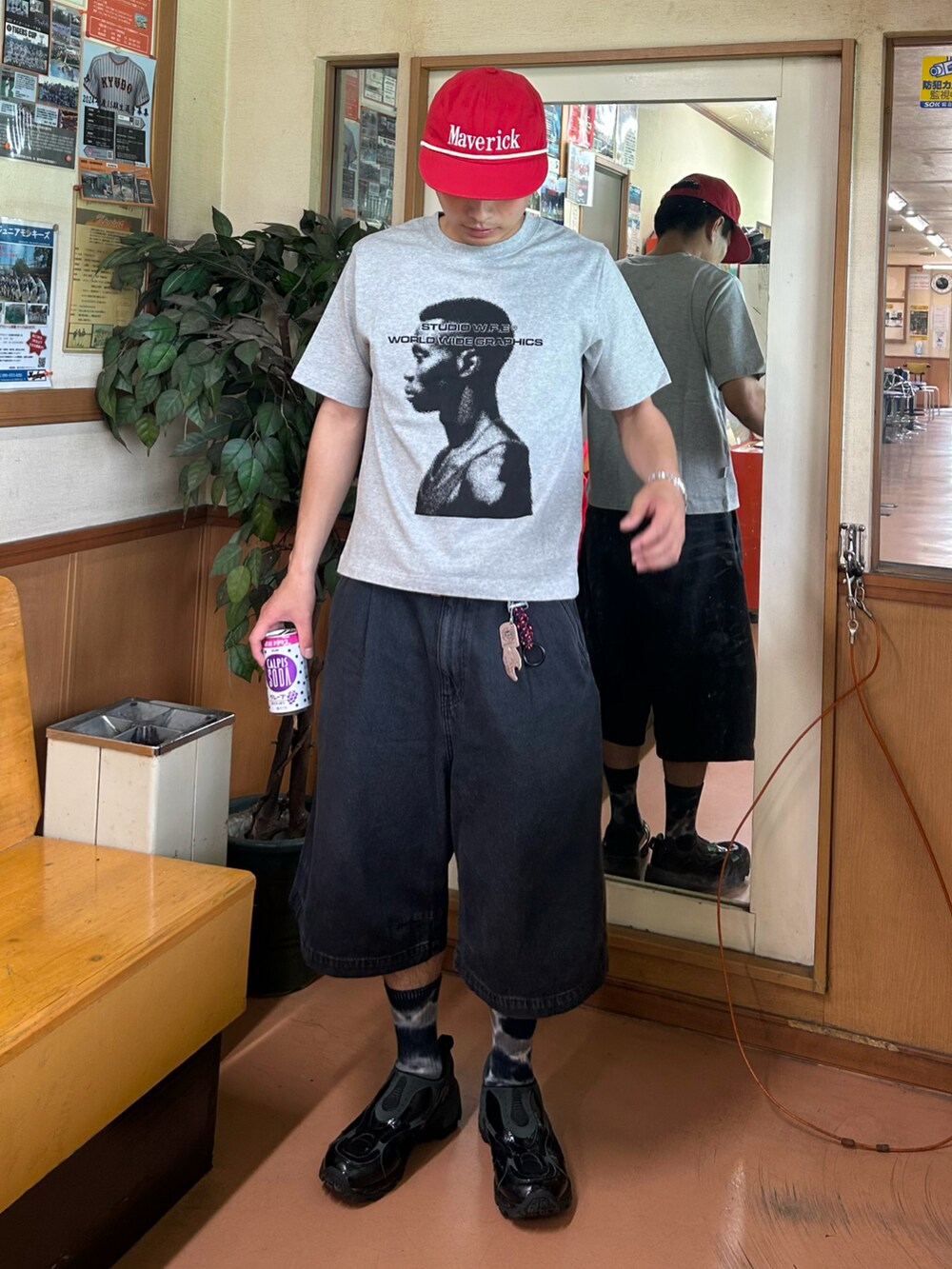 ブルー系のデニムパンツ、グレー系のTシャツ/カットソー、ブラック系のスニーカーを着用したメンズの夏コーディネートの2枚目の写真