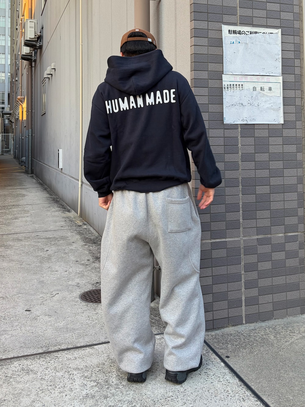 ブルー系のパーカー、グレー系のスウェットパンツ、ブラック系のスニーカーを着用したメンズの冬コーディネートの2枚目の写真