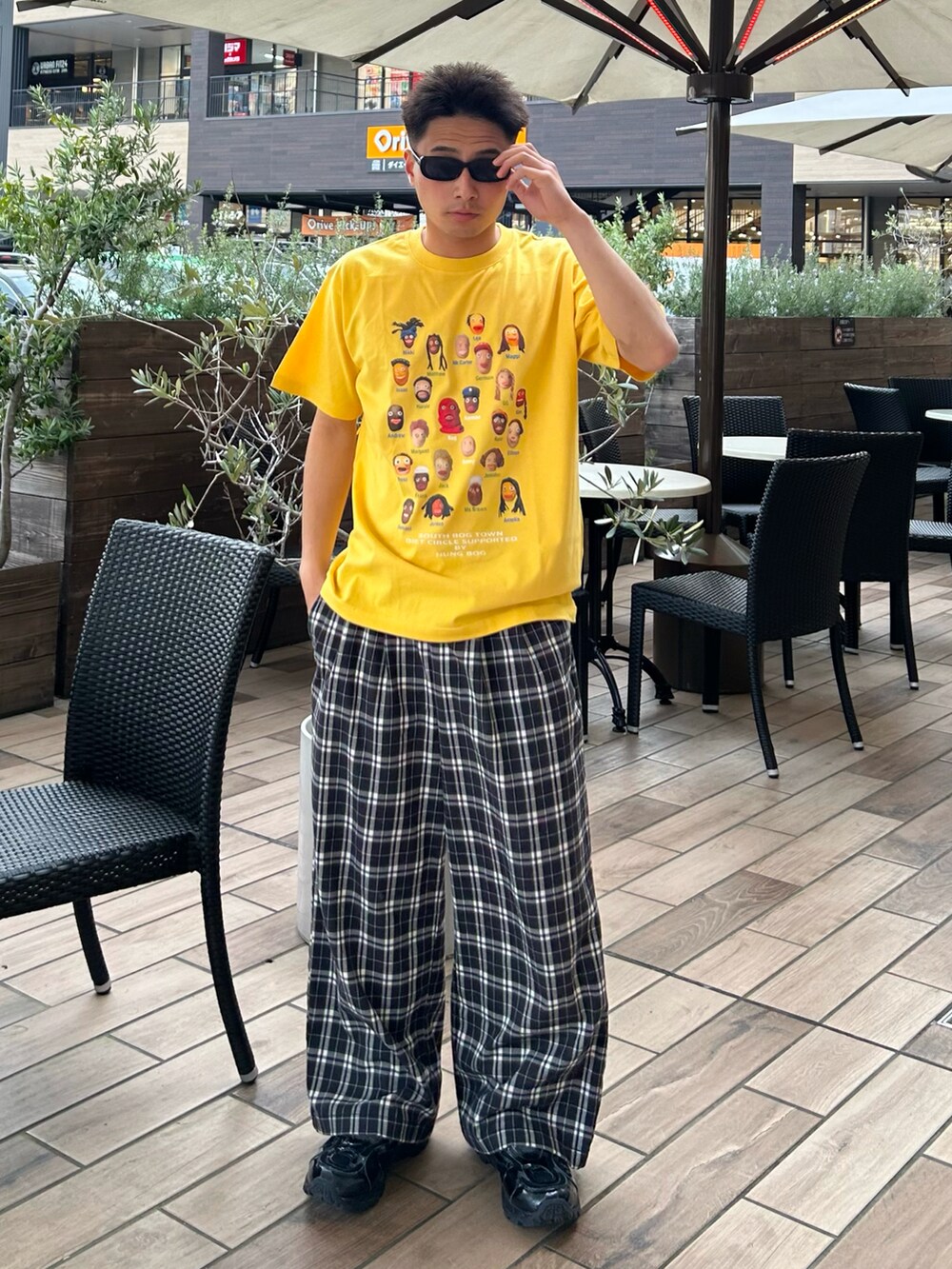 イエロー系のTシャツ/カットソー、ブラック系のその他パンツ、ブラック系のスニーカーを着用したメンズの春コーディネートの2枚目の写真
