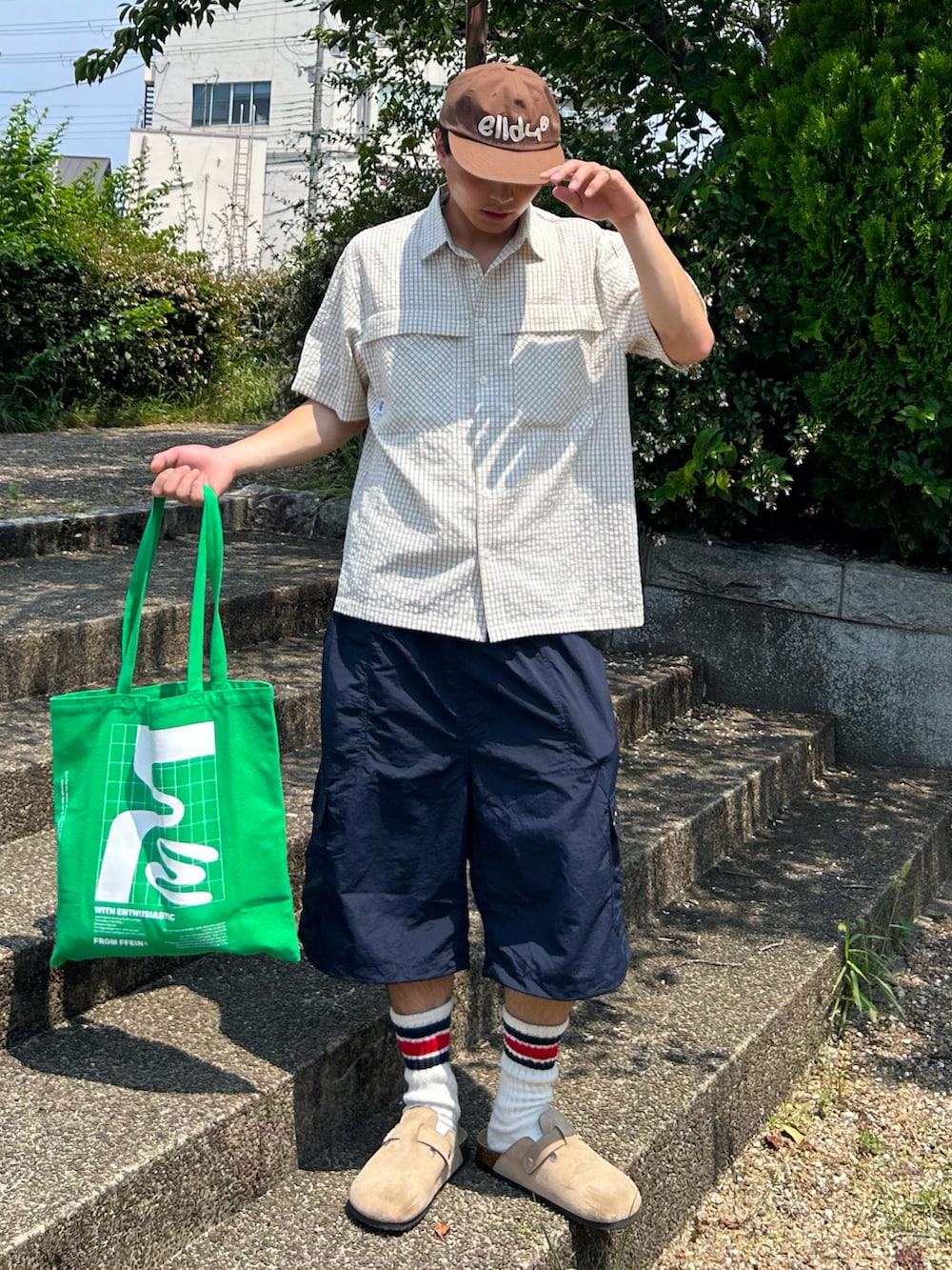 ベージュ系のサンダル、ベージュ系のシャツ/ブラウス、ブルー系のカーゴパンツを着用したメンズの夏コーディネートの2枚目の写真