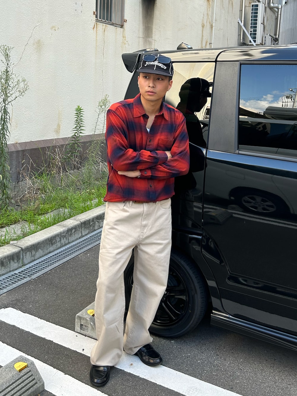 レッド系のシャツ/ブラウス、ベージュ系のデニムパンツ、ブラック系のローファーを着用したメンズの秋コーディネートの2枚目の写真