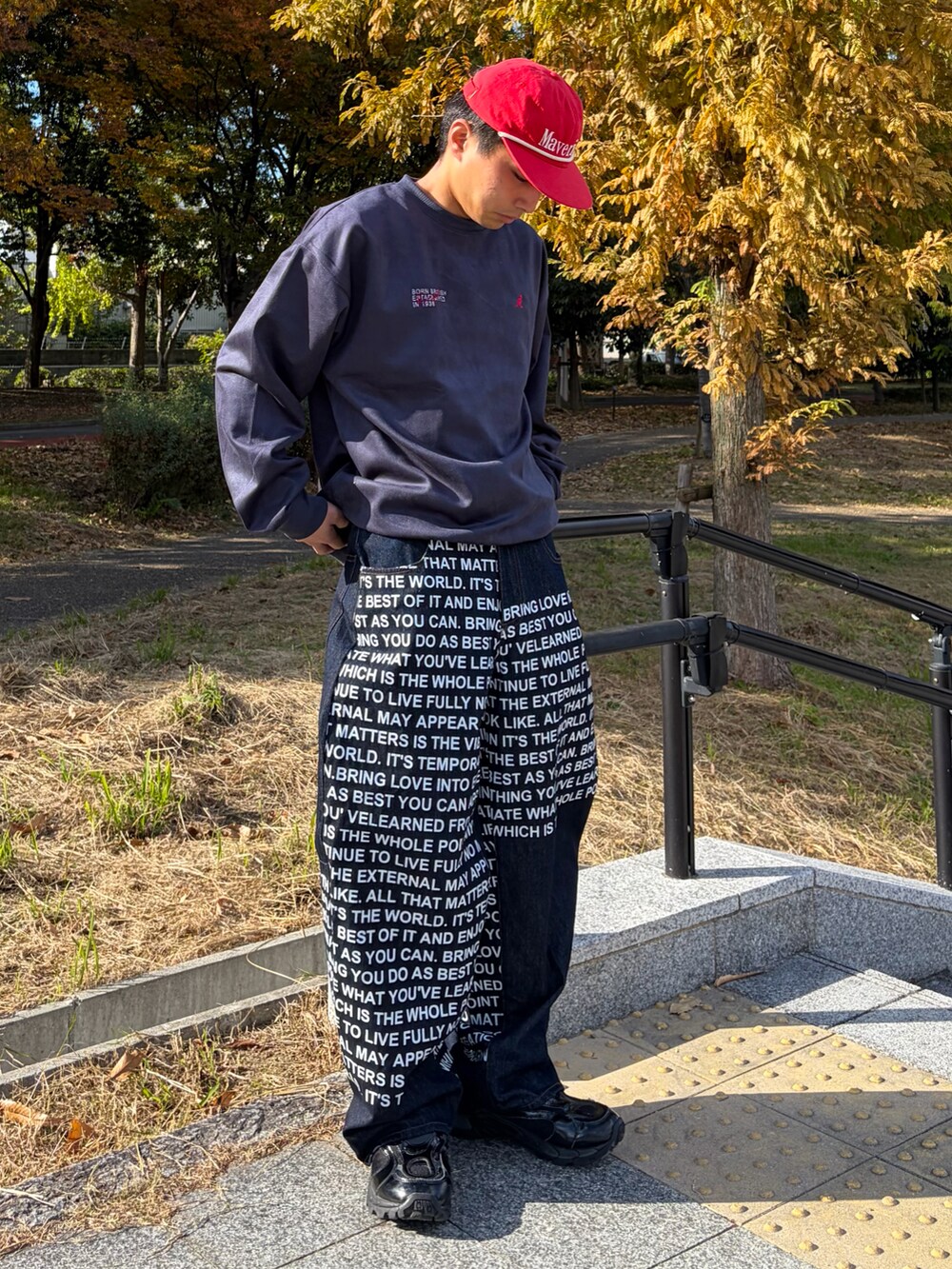 ブルー系のスウェット、ブルー系のデニムパンツ、ブラック系のスニーカーを着用したメンズの冬コーディネートの2枚目の写真