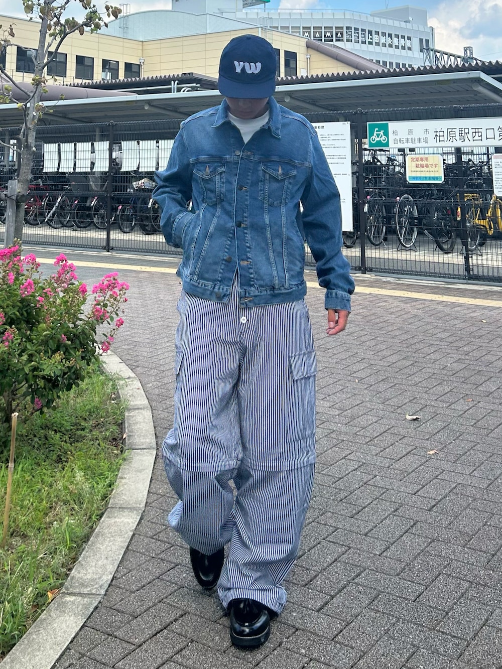 ブラック系のローファー、ブラック系のカーゴパンツ、ブルー系のデニムジャケットを着用したメンズの秋コーディネートの2枚目の写真