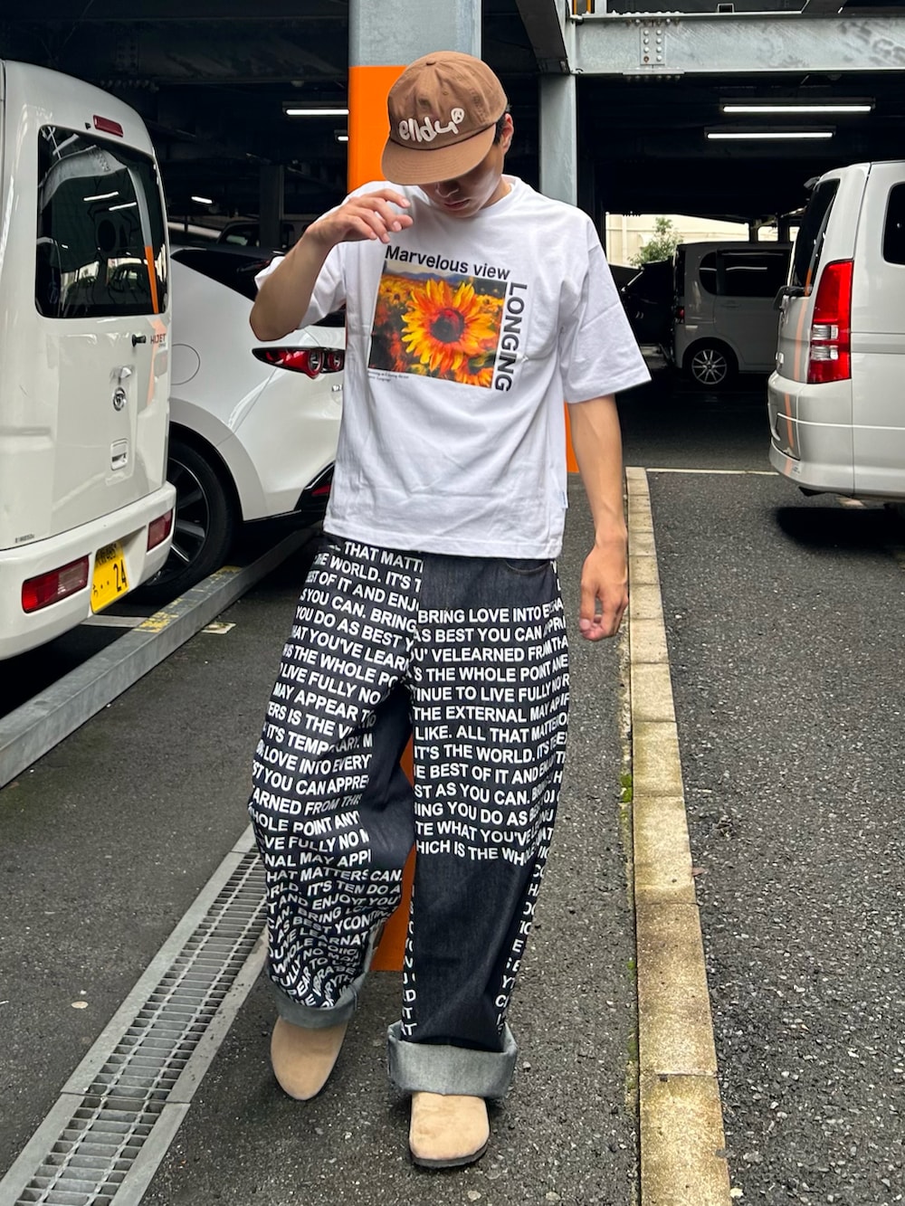 ベージュ系のサンダル、ホワイト系のTシャツ/カットソー、ブルー系のデニムパンツを着用したメンズの夏コーディネートの2枚目の写真