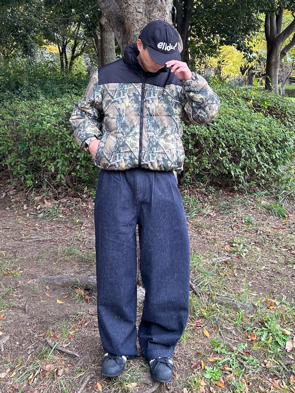 その他のダウンジャケット/コート、ブルー系のデニムパンツ、ブラック系のスニーカーを着用したメンズの冬コーディネートの2枚目の写真