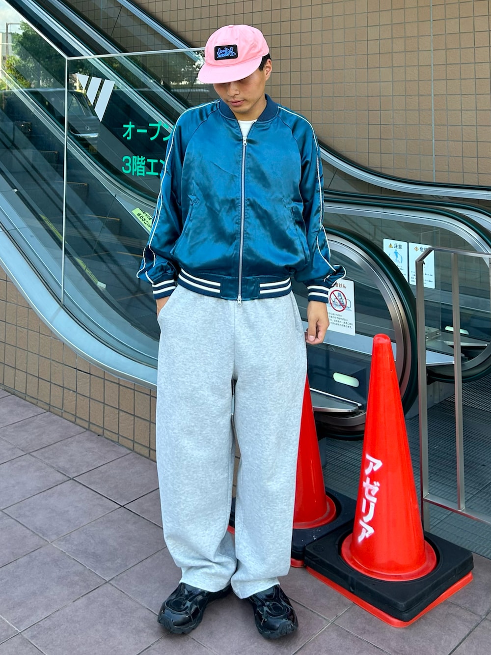 ブルー系のスカジャン、グレー系のスウェットパンツ、ブラック系のスニーカーを着用したメンズの秋コーディネートの2枚目の写真