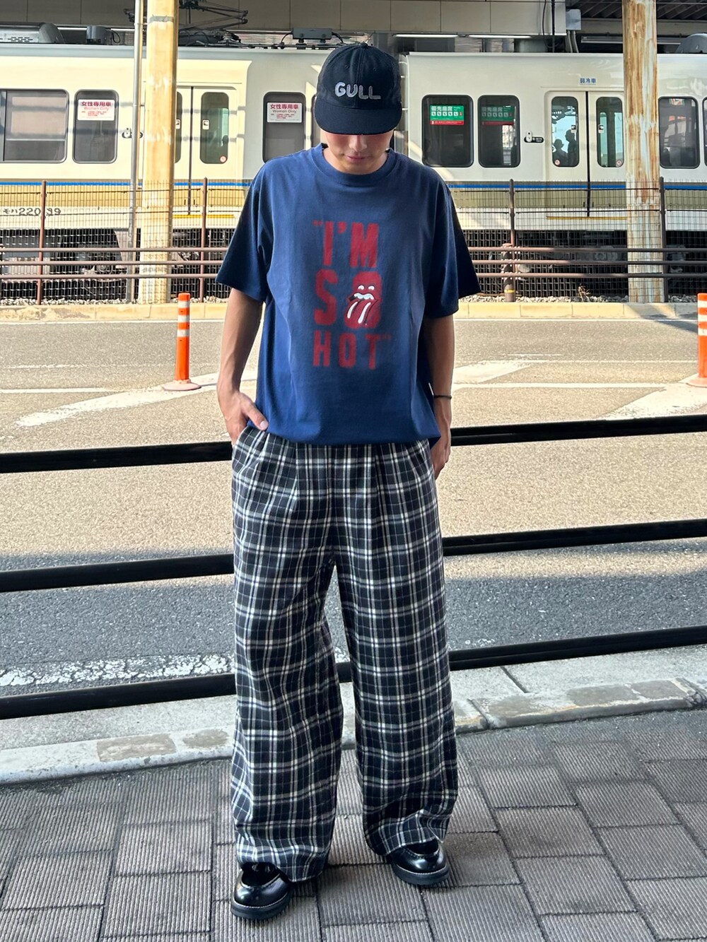 ブルー系のTシャツ/カットソー、ブラック系のドレスシューズ、ブラック系のその他パンツを着用したメンズの秋コーディネートの2枚目の写真