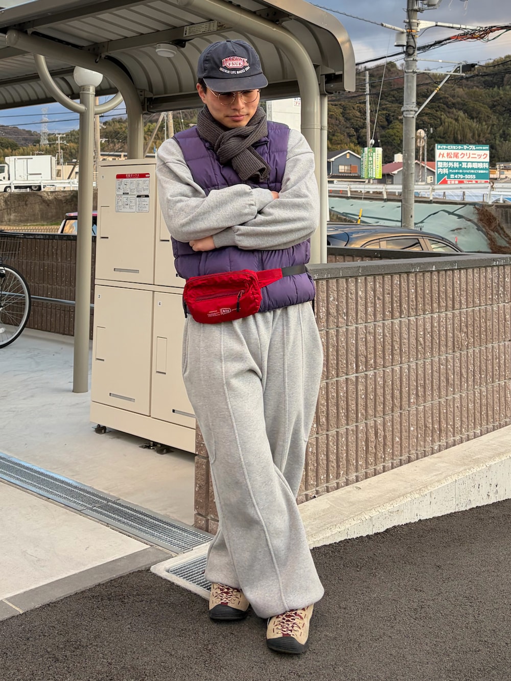 グレー系のスウェット、グレー系のスウェットパンツ、ベージュ系のスニーカーを着用したメンズの春コーディネートの2枚目の写真