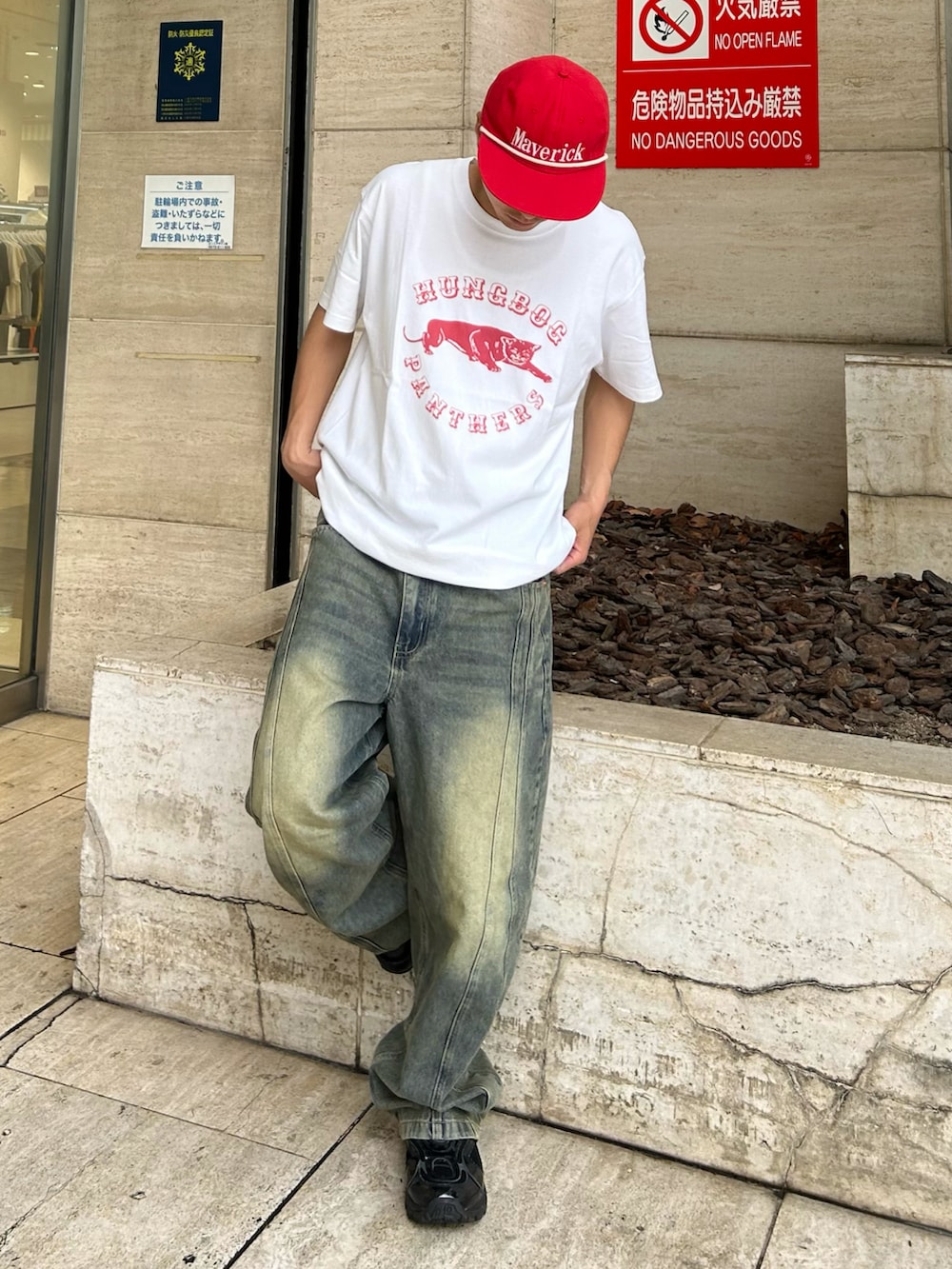 ホワイト系のTシャツ/カットソー、ブルー系のデニムパンツ、ブラック系のスニーカーを着用したメンズの夏コーディネートの2枚目の写真