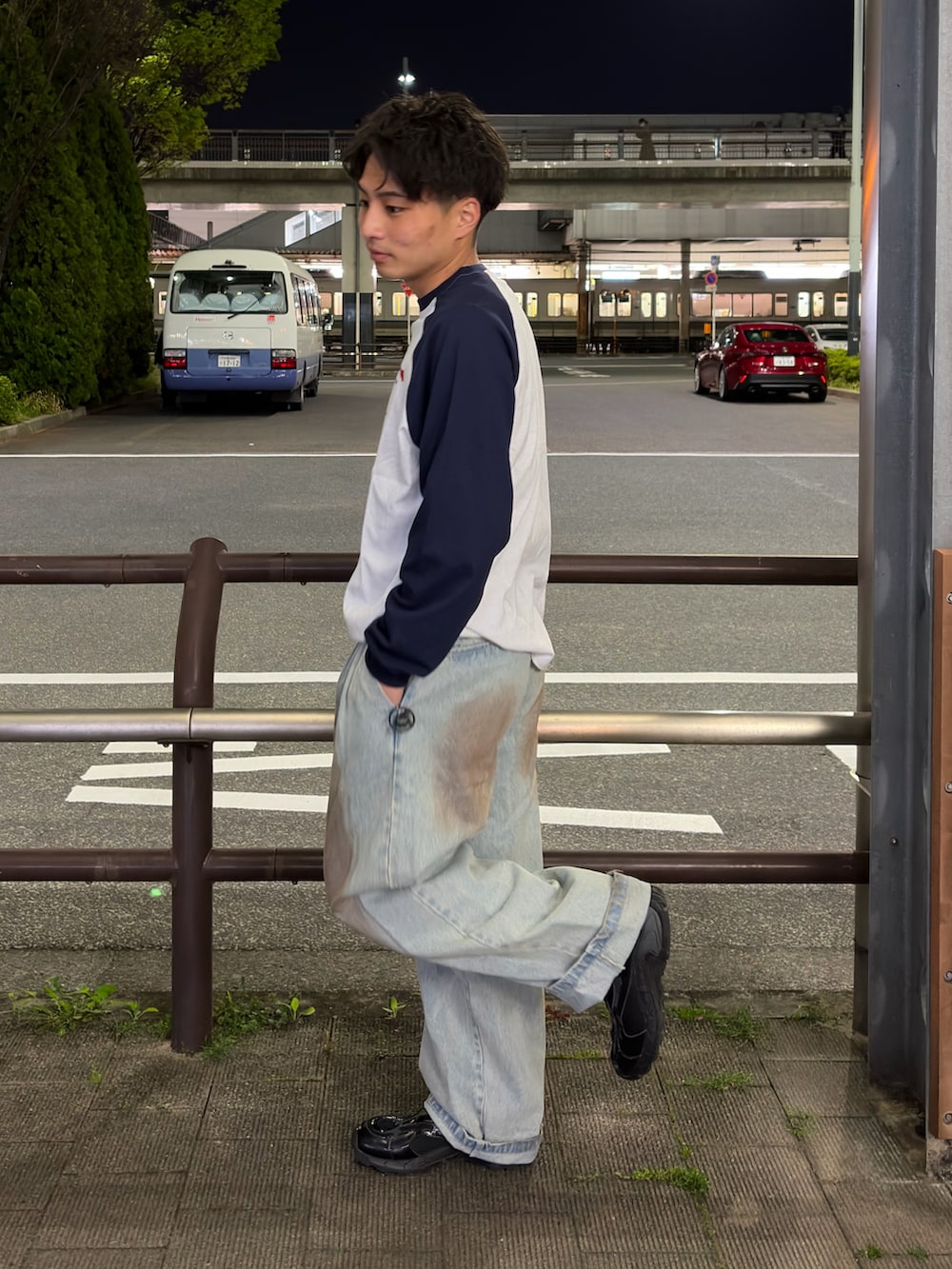 ブルー系のデニムパンツ、ホワイト系のTシャツ/カットソー、ブラック系のスニーカーを着用したメンズの春コーディネートの2枚目の写真