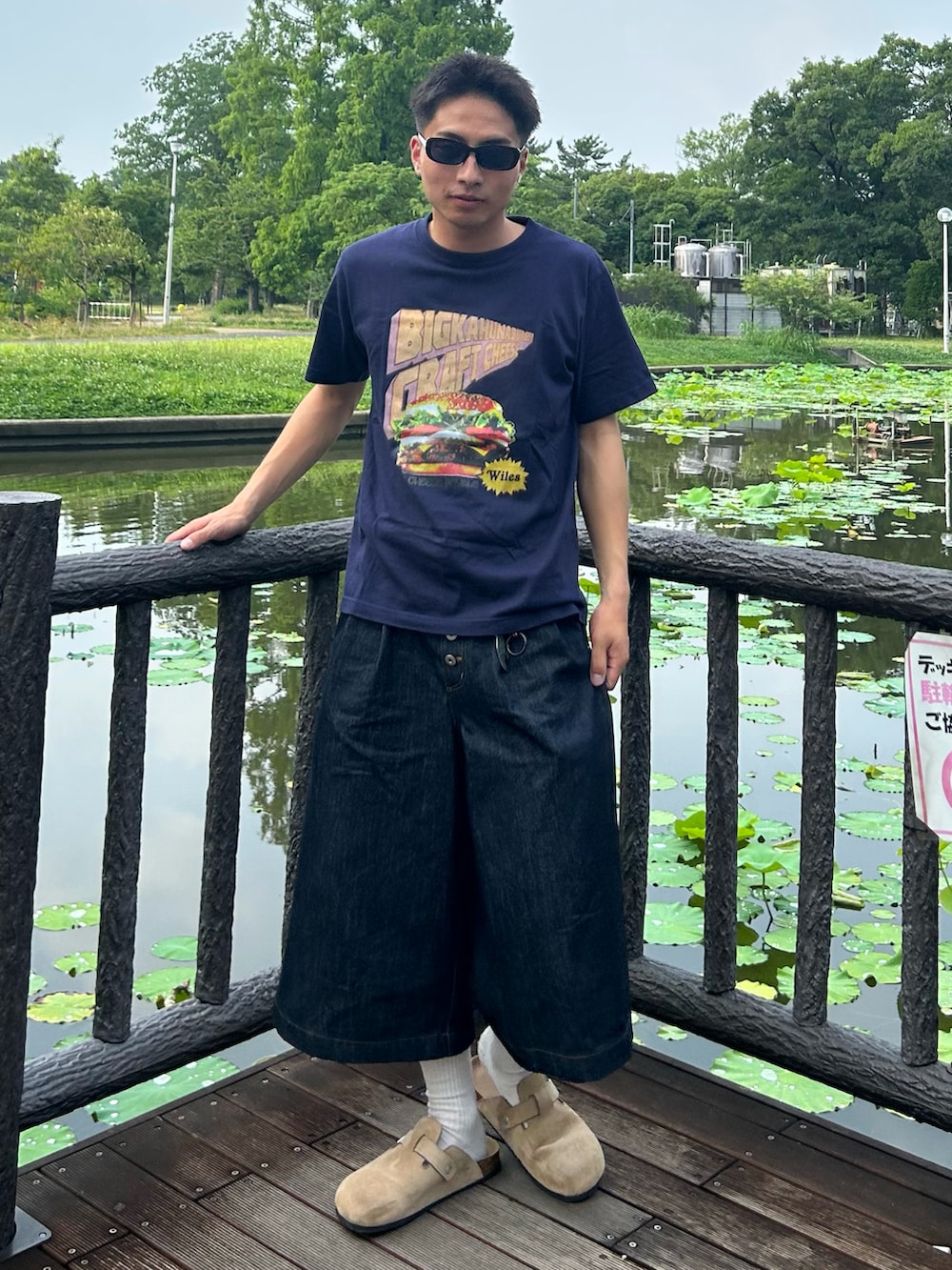 ベージュ系のサンダル、ブルー系のデニムパンツ、ブルー系のTシャツ/カットソーを着用したメンズの夏コーディネートの2枚目の写真