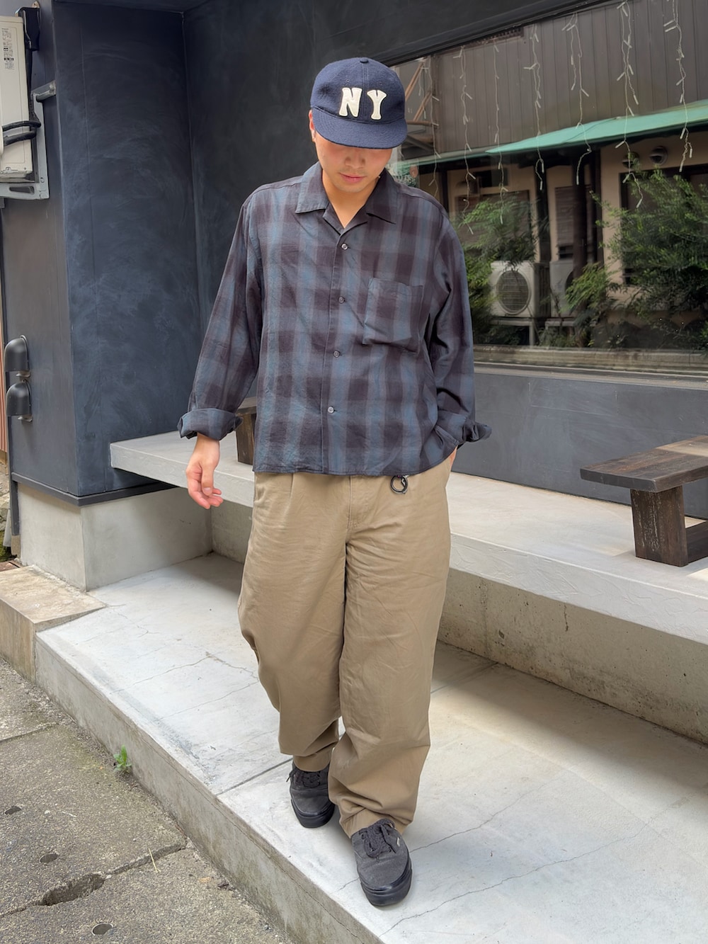 ブルー系のシャツ/ブラウス、ベージュ系のデニムパンツ、ブラック系のスニーカーを着用したメンズの秋コーディネートの2枚目の写真