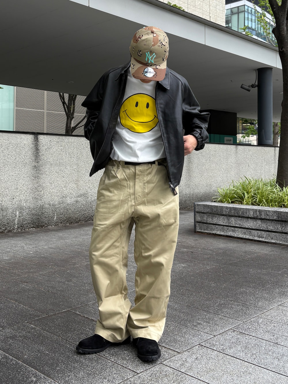 ホワイト系のTシャツ/カットソー、ベージュ系のチノパンツ、ブラック系のシューズを着用したメンズの夏コーディネートの2枚目の写真
