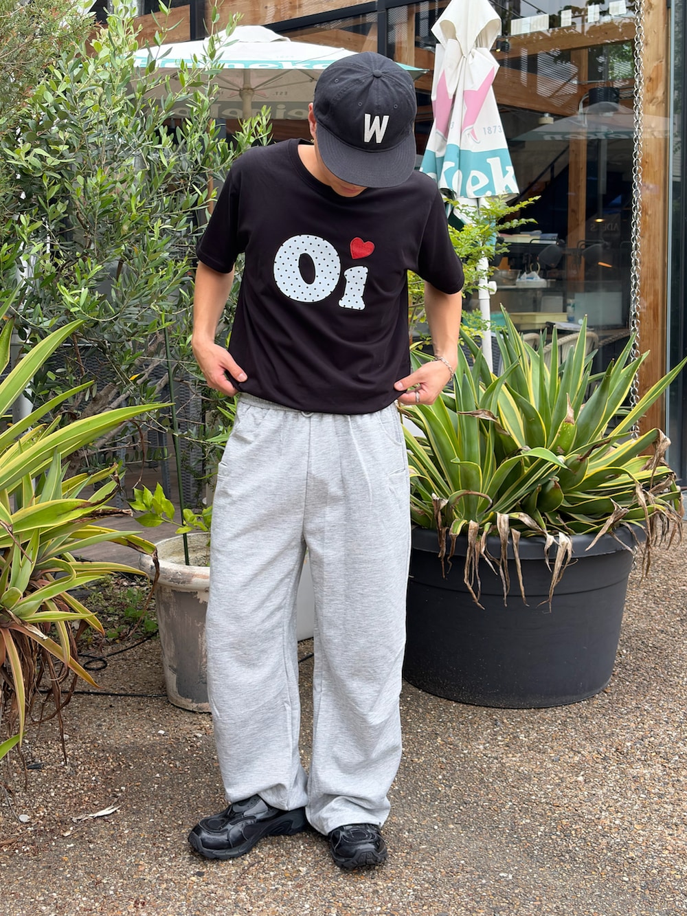 ブラック系のTシャツ/カットソー、グレー系のスウェットパンツ、ブラック系のスニーカーを着用したメンズの夏コーディネートの3枚目の写真