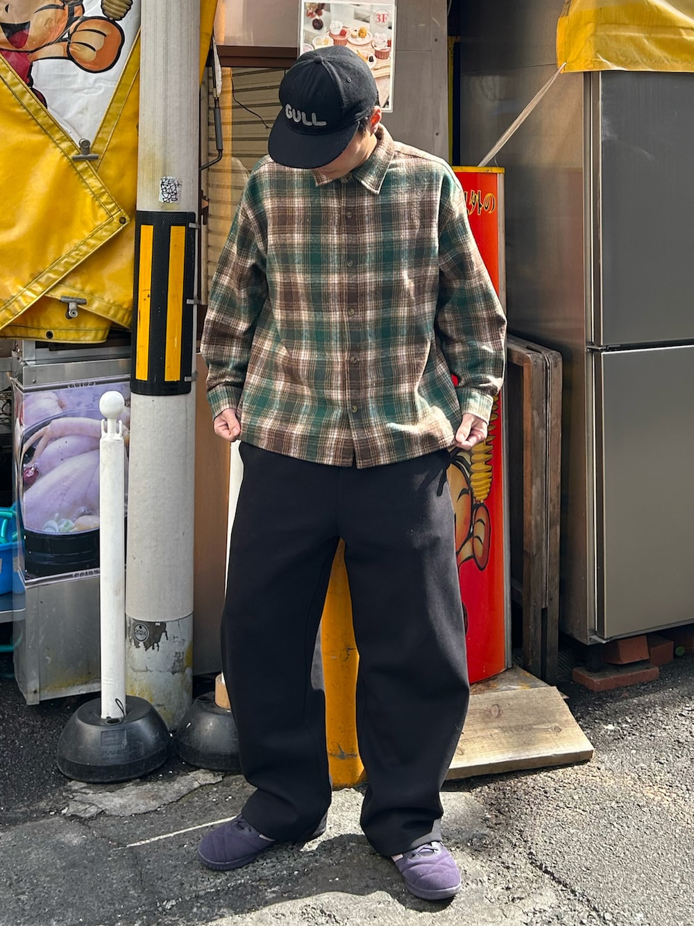 グリーン系のシャツ/ブラウス、ブラック系のスウェットパンツ、パープル系のスニーカーを着用したメンズの冬コーディネートの2枚目の写真