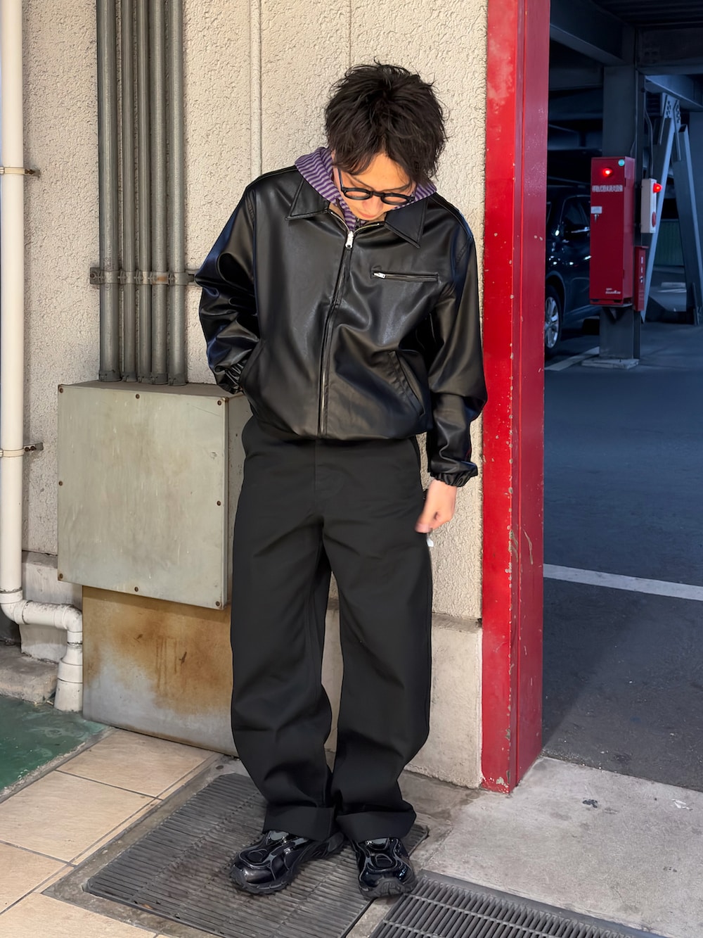 ブラック系のブルゾン、ブラック系のその他パンツ、ブラック系のスニーカーを着用したメンズの春コーディネートの3枚目の写真