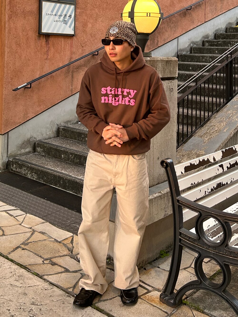 ブラウン系のパーカー、ベージュ系のデニムパンツ、ブラック系のローファーを着用したメンズの冬コーディネートの2枚目の写真