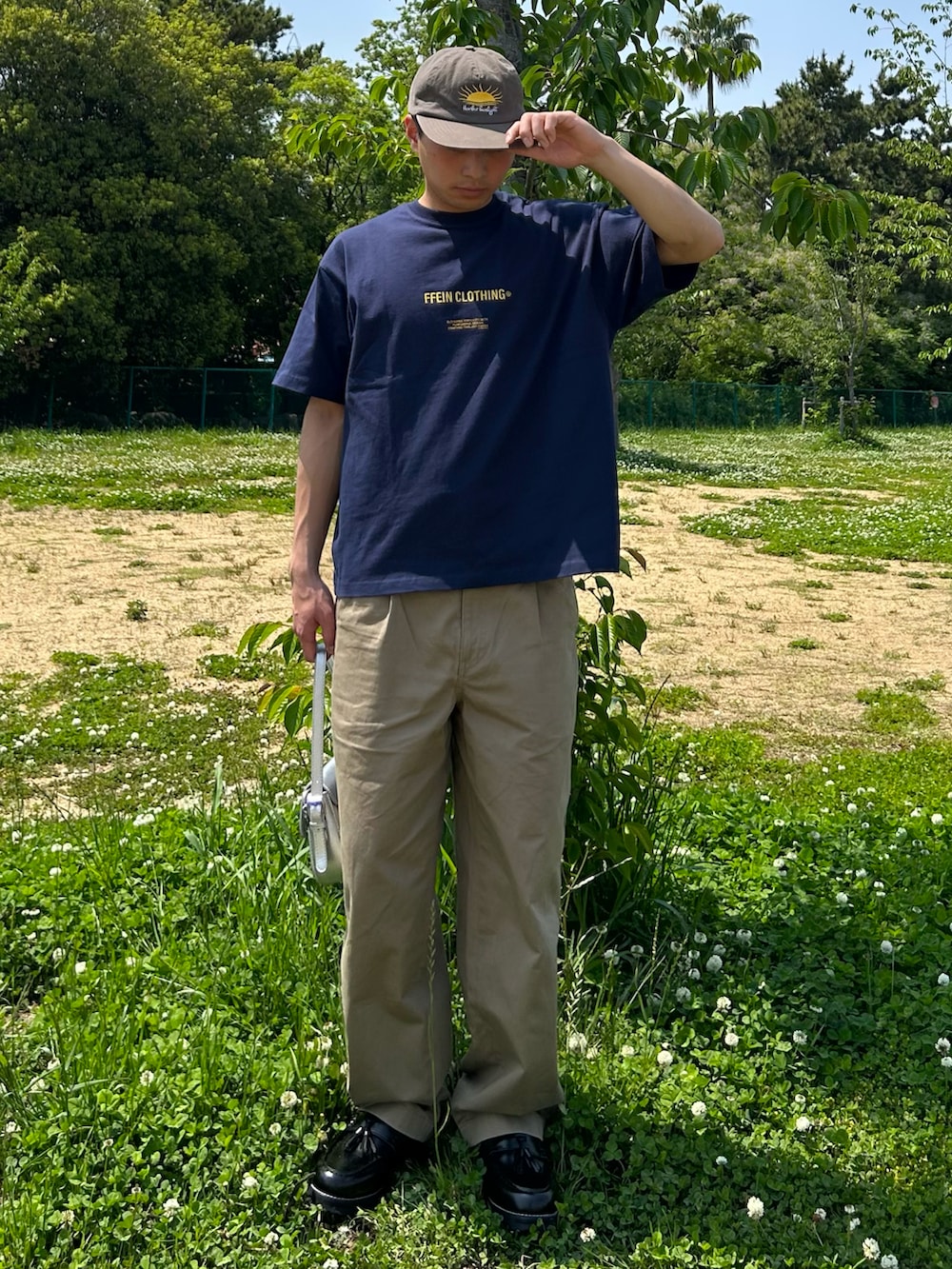 「やっぱり帽子が好き、休日スタイル、オトナカジュアル、シンプルスタイル、キャップ、Tシャツ、デニム、ローファー、お出かけコーデ、おしゃれさんと繋がりたい、ラフコーデ、ootd、outfit、いいね、save、フォローお願いします🤑、低身長コーデ」｜「FFEINの【FFEIN（フェイン）】ワンポイントセンター刺繍ロゴTシャツ / Tシャツ クルーネック 半袖 刺繍（Tシャツ/カットソー、ブルー系）」を使った、Shimoさん（メンズ・169cm）の夏コーディネートの2枚目の写真