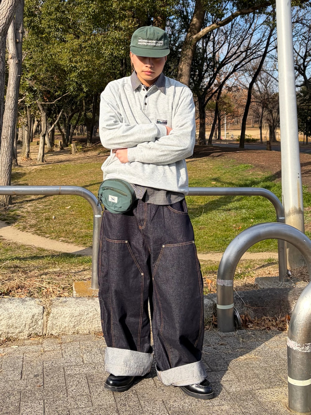 グレー系のスウェット、その他のデニムパンツ、グリーン系のボディバッグ/ウエストポーチを着用したメンズの春コーディネートの3枚目の写真