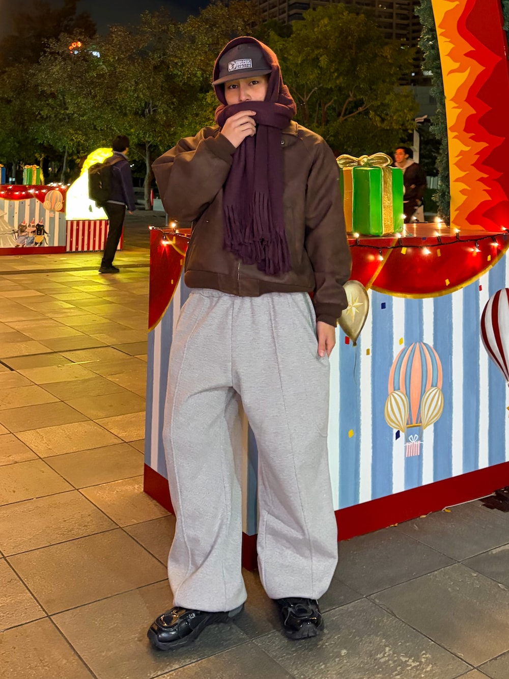 ブラウン系のブルゾン、グレー系のスウェットパンツ、ブラック系のスニーカーを着用したメンズの冬コーディネートの3枚目の写真