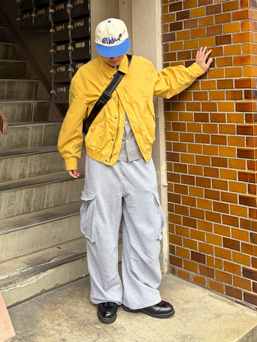 その他のスウェットパンツ、その他のメッセンジャーバッグ、ブラック系のローファーを着用したメンズの春コーディネートの2枚目の写真