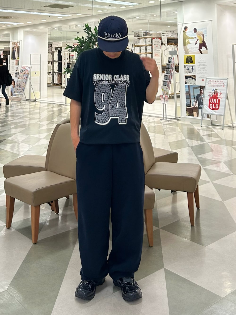 ブラック系のTシャツ/カットソー、ブルー系のスウェットパンツ、ブラック系のスニーカーを着用したメンズの夏コーディネートの2枚目の写真