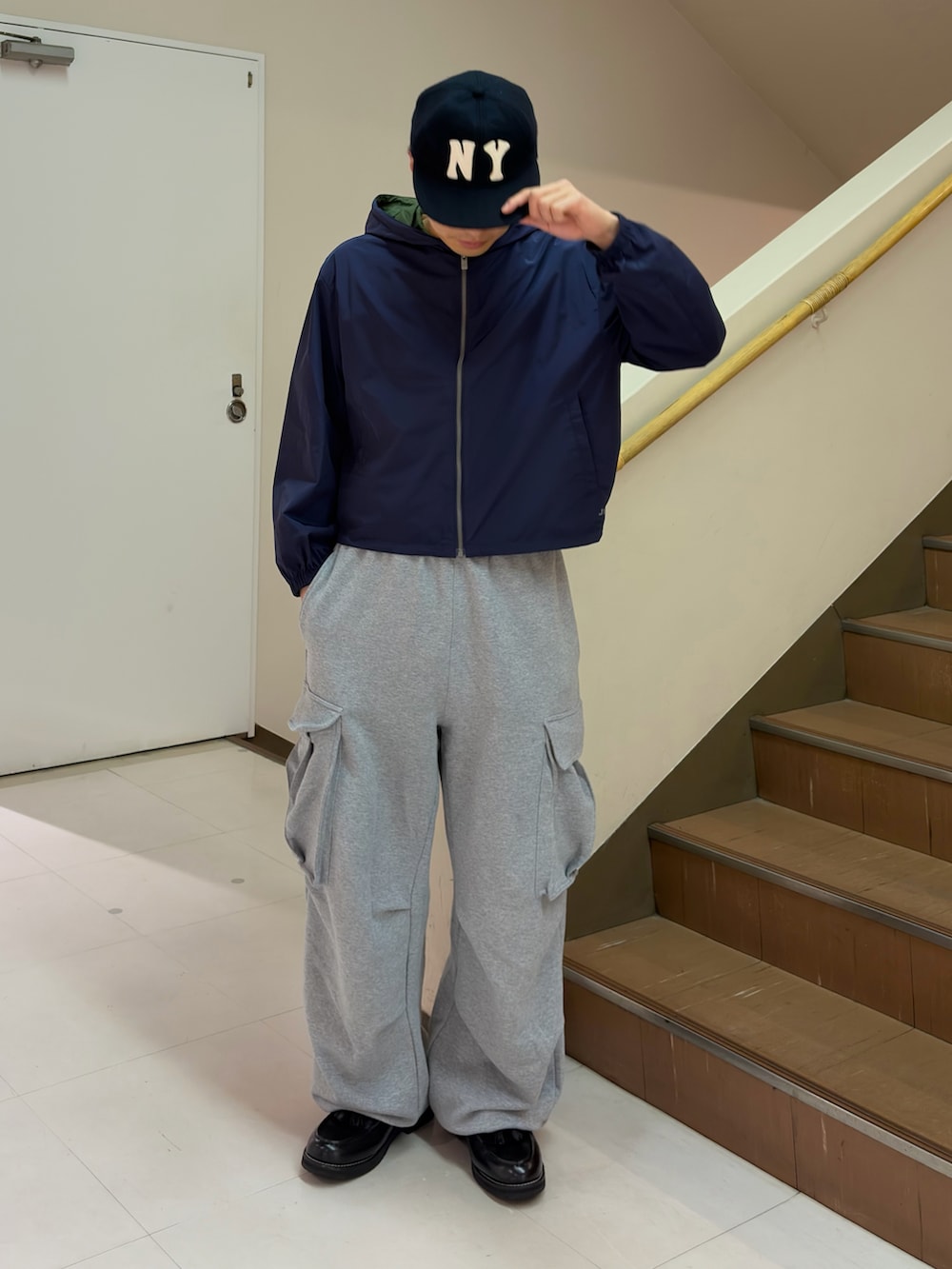 その他のスウェットパンツ、ブラック系のローファー、ブルー系のナイロンジャケットを着用したメンズの春コーディネートの2枚目の写真