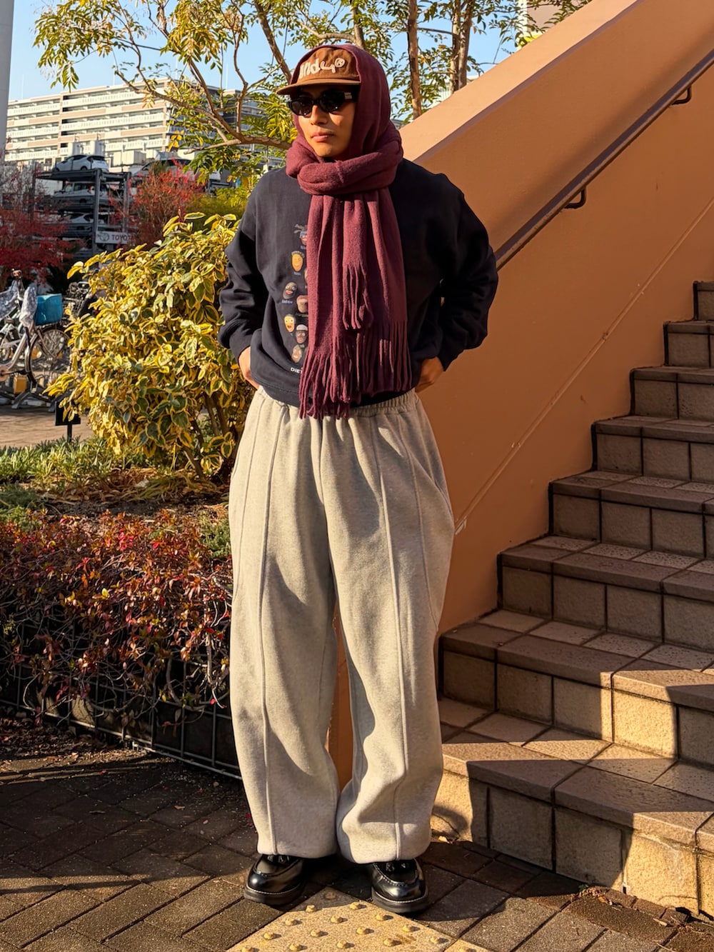 ブラック系のローファー、ブルー系のスウェット、グレー系のスウェットパンツを着用したメンズの冬コーディネートの3枚目の写真