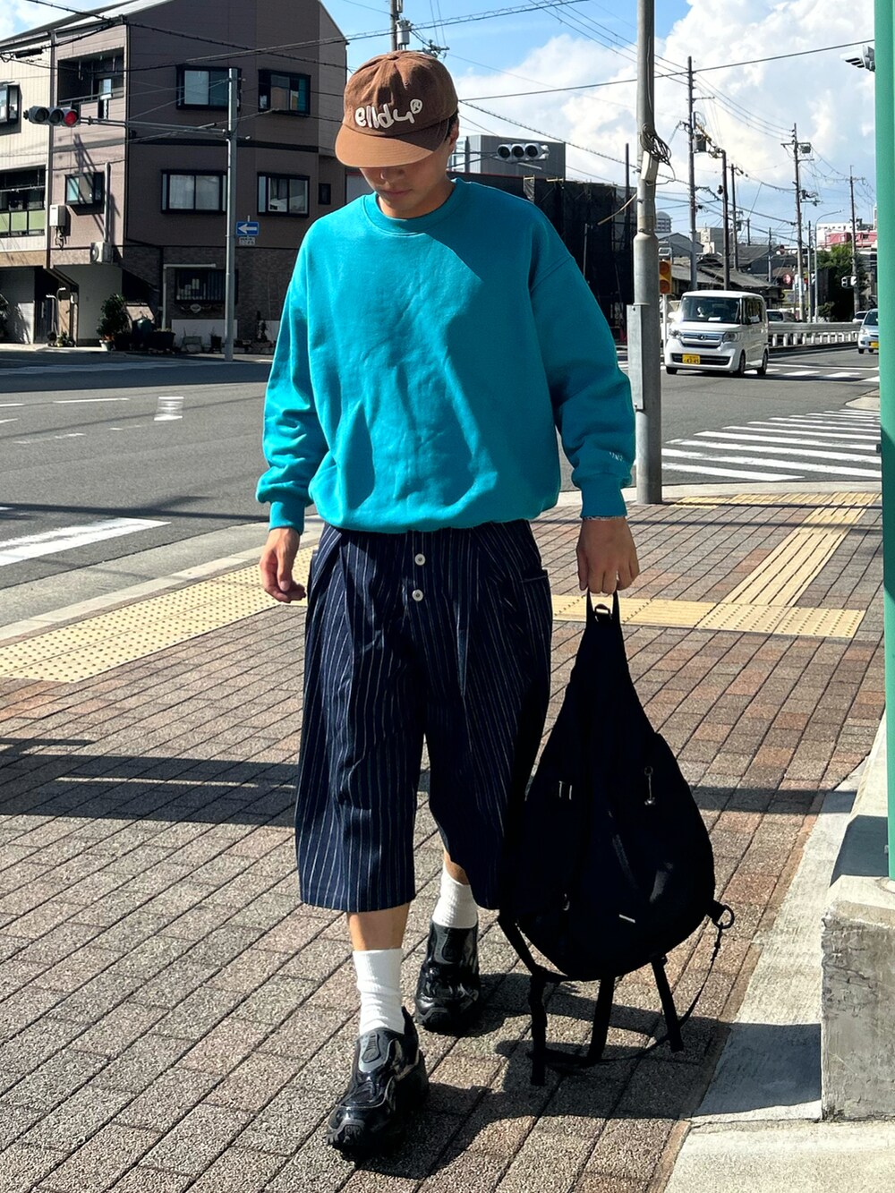 ブルー系のその他パンツ、ブルー系のスウェット、ブラック系のスニーカーを着用したメンズの秋コーディネートの2枚目の写真