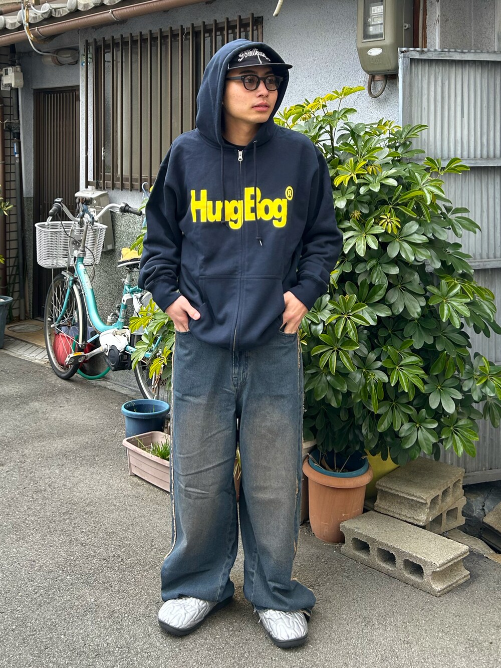 ブルー系のパーカー、ブルー系のデニムパンツ、シルバー系のサンダルを着用したメンズの冬コーディネートの2枚目の写真