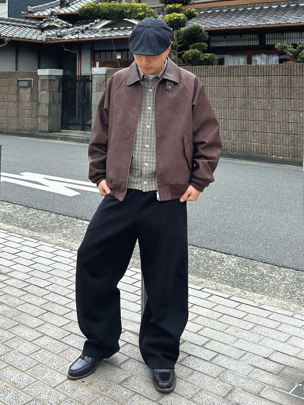 ベージュ系のシャツ/ブラウス、ブラウン系のブルゾン、ブラック系のスウェットパンツを着用したメンズの春コーディネートの2枚目の写真