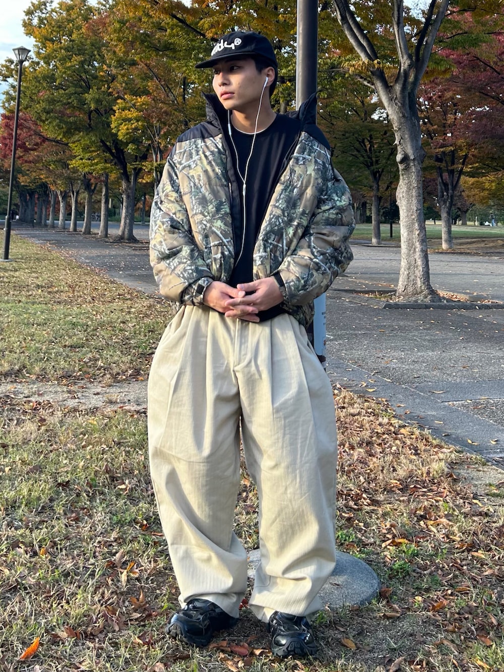 その他のダウンジャケット/コート、ベージュ系のパンツ、ブラック系のスニーカーを着用したメンズの冬コーディネートの3枚目の写真