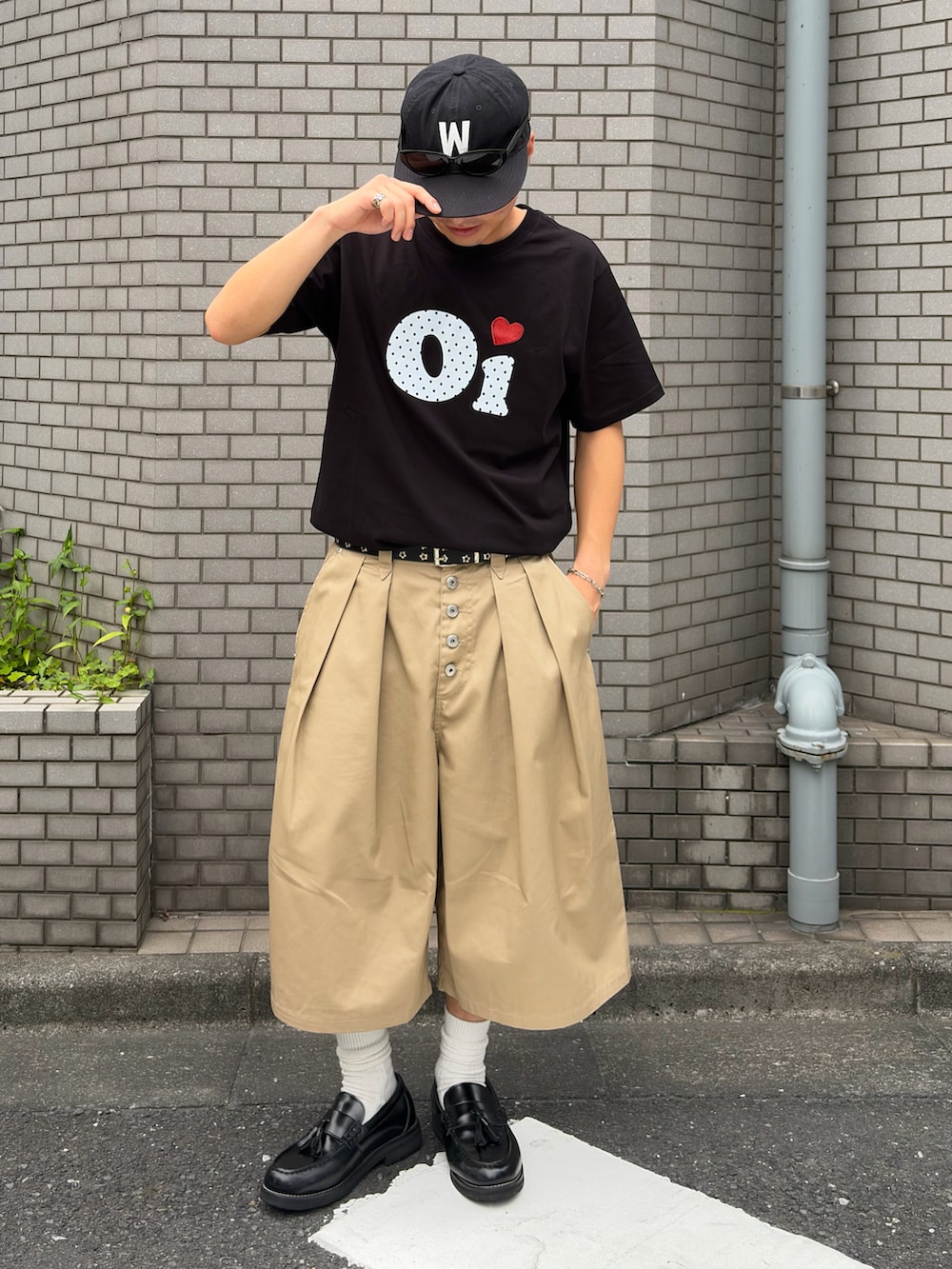 ブラック系のTシャツ/カットソー、ベージュ系のその他パンツ、ブラック系のローファーを着用したメンズの夏コーディネートの2枚目の写真