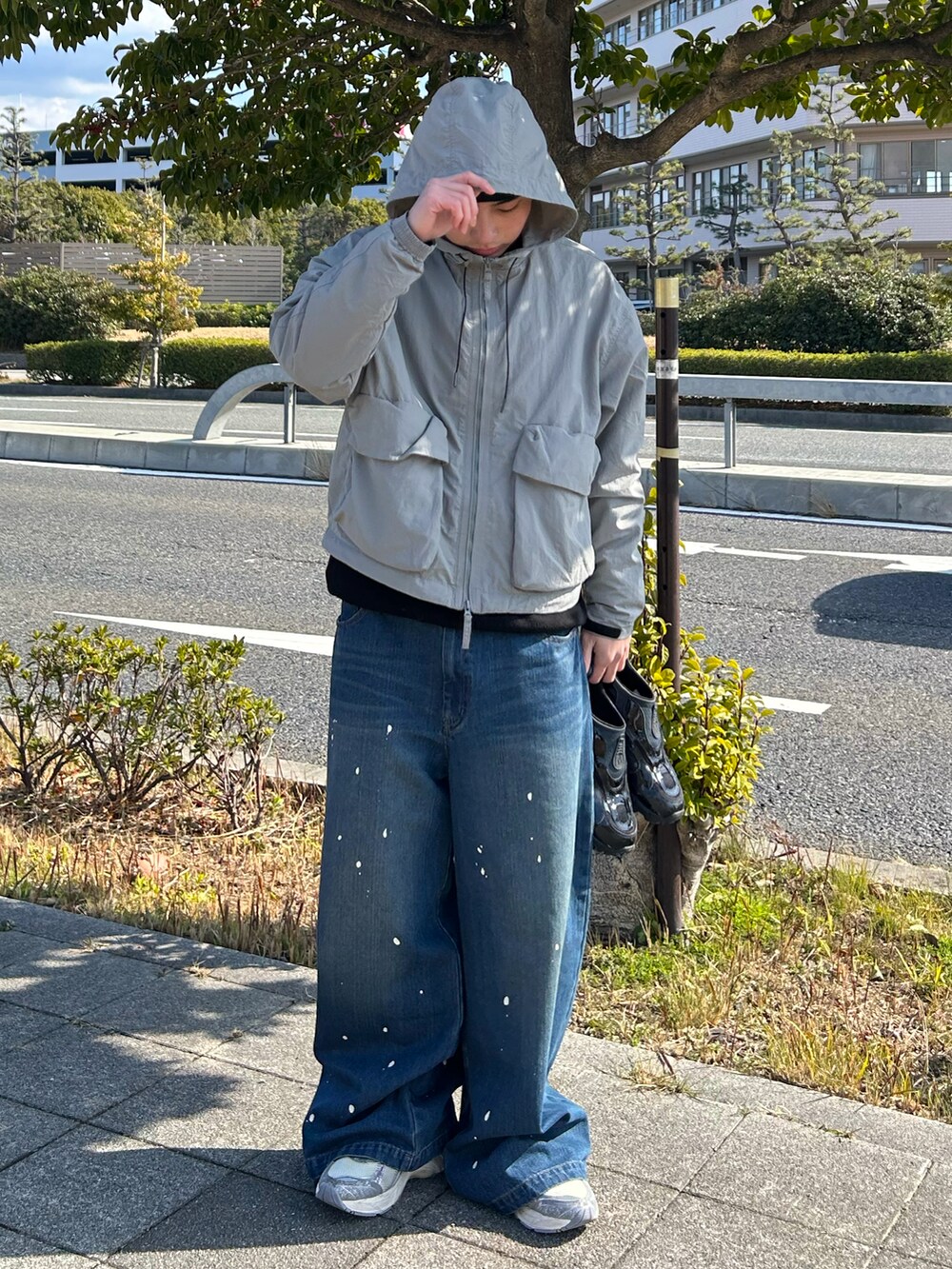 グレー系のジャケット/アウター、ブルー系のデニムパンツ、シルバー系のスニーカーを着用したメンズの冬コーディネートの2枚目の写真