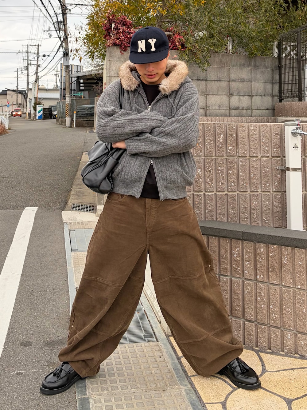 その他のその他パンツ、ブラック系のローファー、グレー系のパーカーを着用したメンズの冬コーディネートの3枚目の写真